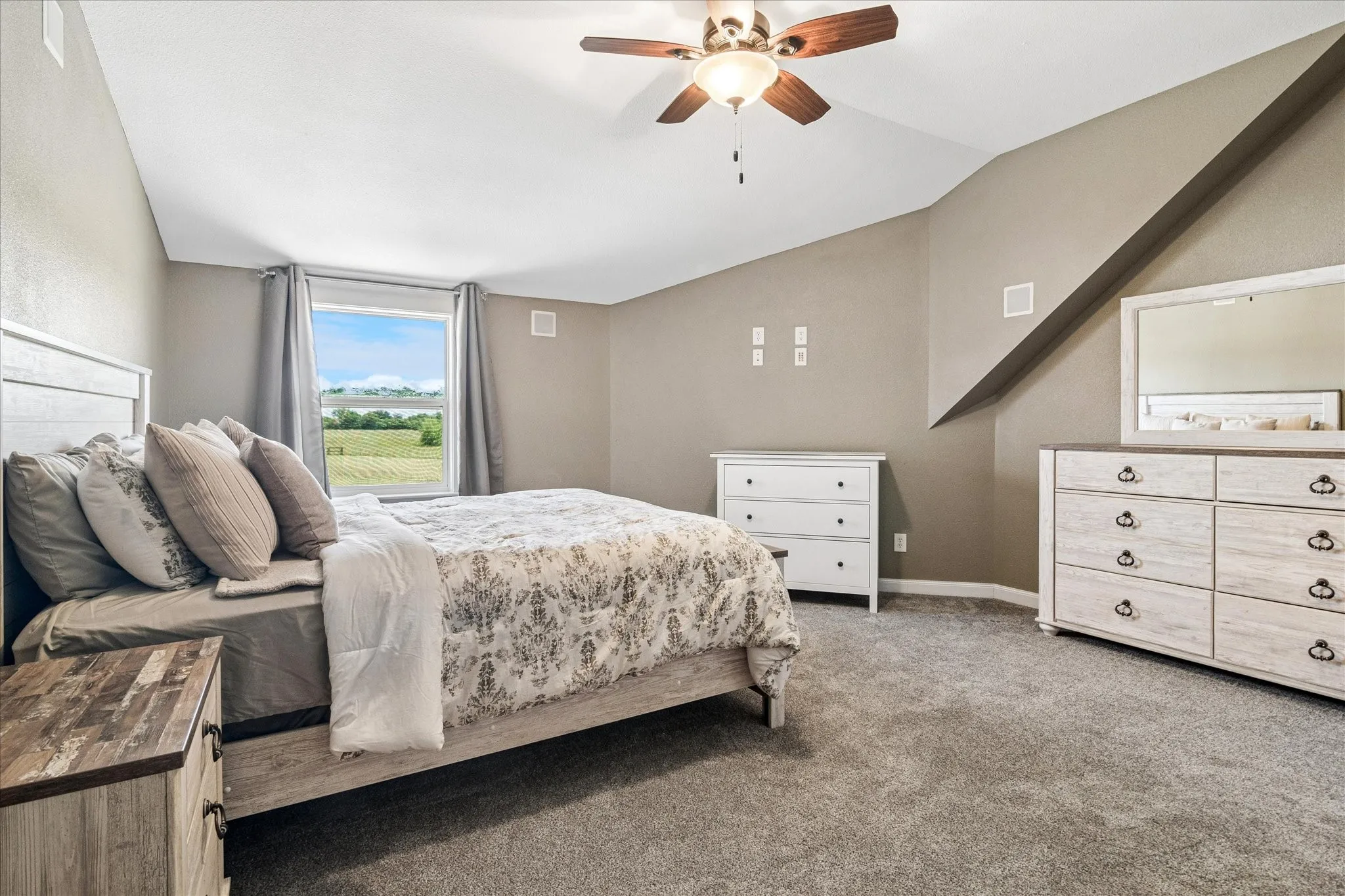 Single Family Residence For Sale in Grayson County , 1081 Schneider Road, Howe, Texas 75459, 5 Bedroom, 3 Bathroom, 2 Garage spaces, 4,509 Sqft, built in 2000, mls#21270155, Real Estate Agent in Howe, Homes For Sale in Grayson county, Homes For Sale in Howe, Realtor in Howe Texas, Real Estate Brokerage Independent Realty Texas, Luminita Cordes Realtor