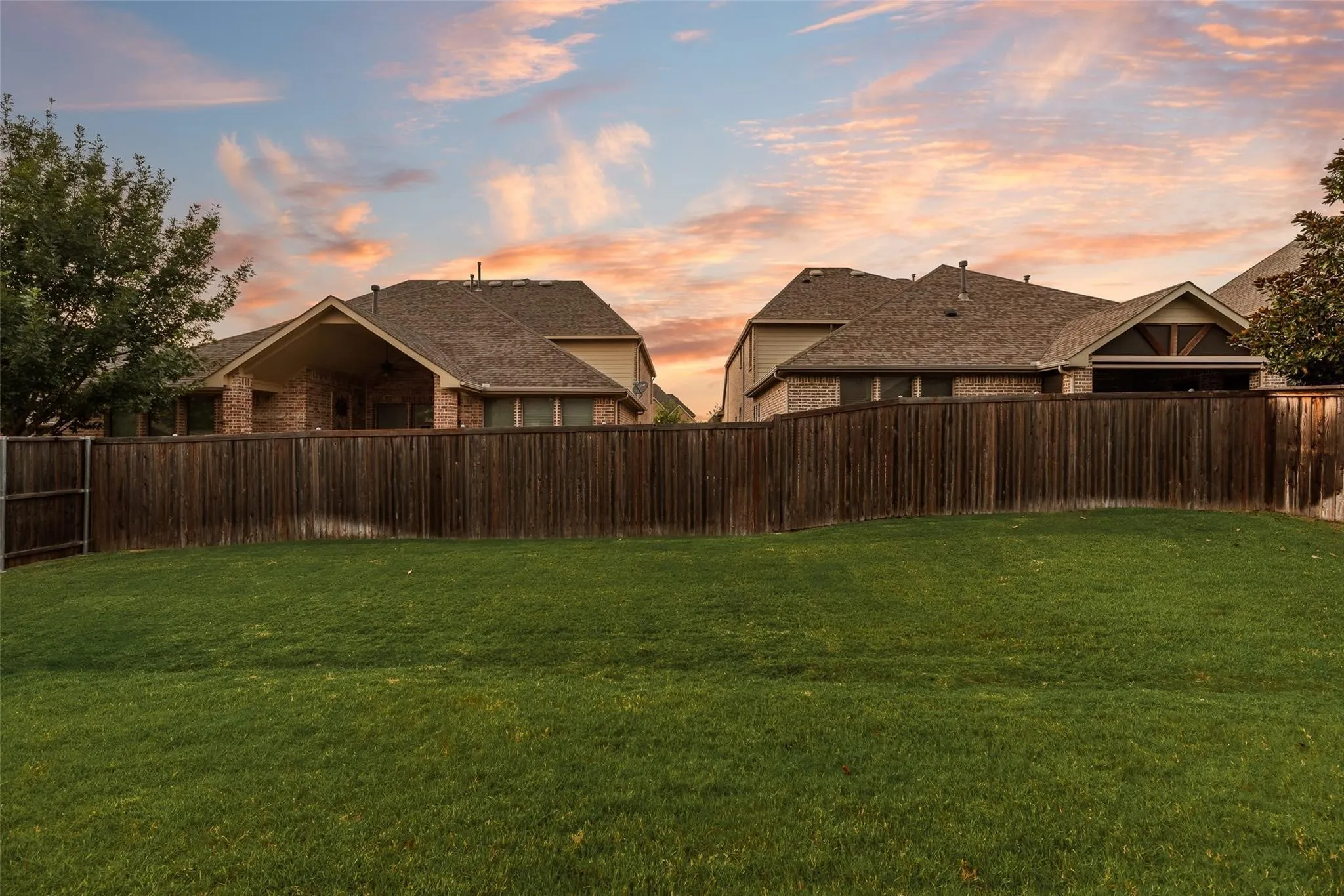 Single Family Residence For Sale in Rockwall County , 922 Amber Knoll Drive, Rockwall, Texas 75087, 4 Bedroom, 5 Bathroom, 3 Garage spaces, 3,654 Sqft, built in 2016, mls#21271222, Real Estate Agent in Rockwall, Homes For Sale in Rockwall county, Homes For Sale in Rockwall, Realtor in Rockwall Texas, Real Estate Brokerage Independent Realty Texas, Luminita Cordes Realtor