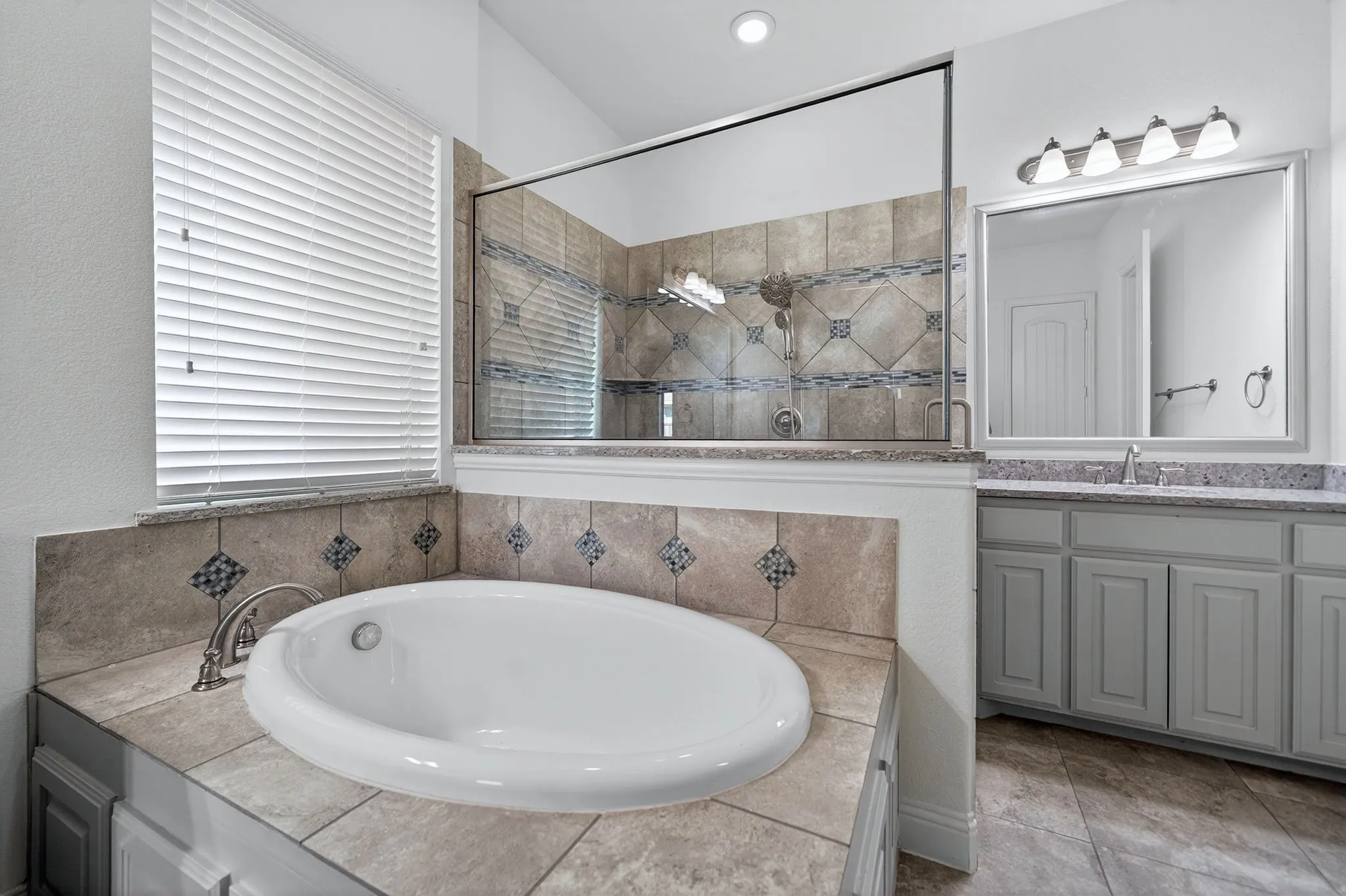 Single Family Residence For Sale in Rockwall County , 922 Amber Knoll Drive, Rockwall, Texas 75087, 4 Bedroom, 5 Bathroom, 3 Garage spaces, 3,654 Sqft, built in 2016, mls#21271222, Real Estate Agent in Rockwall, Homes For Sale in Rockwall county, Homes For Sale in Rockwall, Realtor in Rockwall Texas, Real Estate Brokerage Independent Realty Texas, Luminita Cordes Realtor