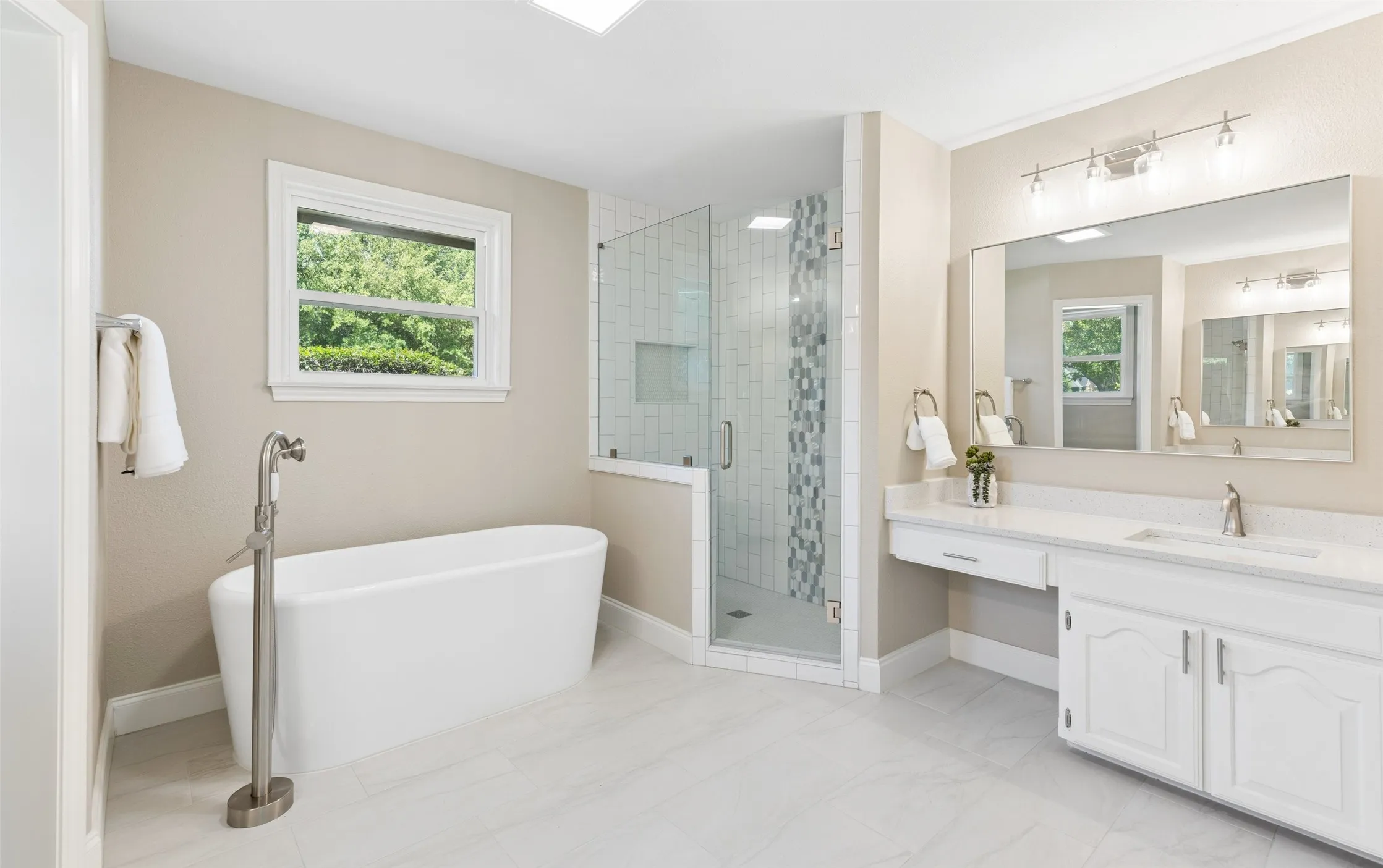 Single Family Residence For Sale in Tarrant County , 1315 Hardage Lane, Colleyville, Texas 76034, 5 Bedroom, 3 Bathroom, 2 Garage spaces, 4,107 Sqft, built in 1986, mls#21263072, Real Estate Agent in Colleyville, Homes For Sale in Tarrant county, Homes For Sale in Colleyville, Realtor in Colleyville Texas, Real Estate Brokerage Independent Realty Texas, Luminita Cordes Realtor