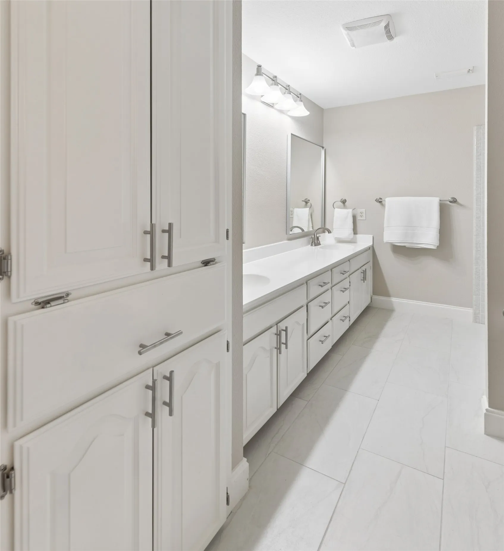 Single Family Residence For Sale in Tarrant County , 1315 Hardage Lane, Colleyville, Texas 76034, 5 Bedroom, 3 Bathroom, 2 Garage spaces, 4,107 Sqft, built in 1986, mls#21263072, Real Estate Agent in Colleyville, Homes For Sale in Tarrant county, Homes For Sale in Colleyville, Realtor in Colleyville Texas, Real Estate Brokerage Independent Realty Texas, Luminita Cordes Realtor