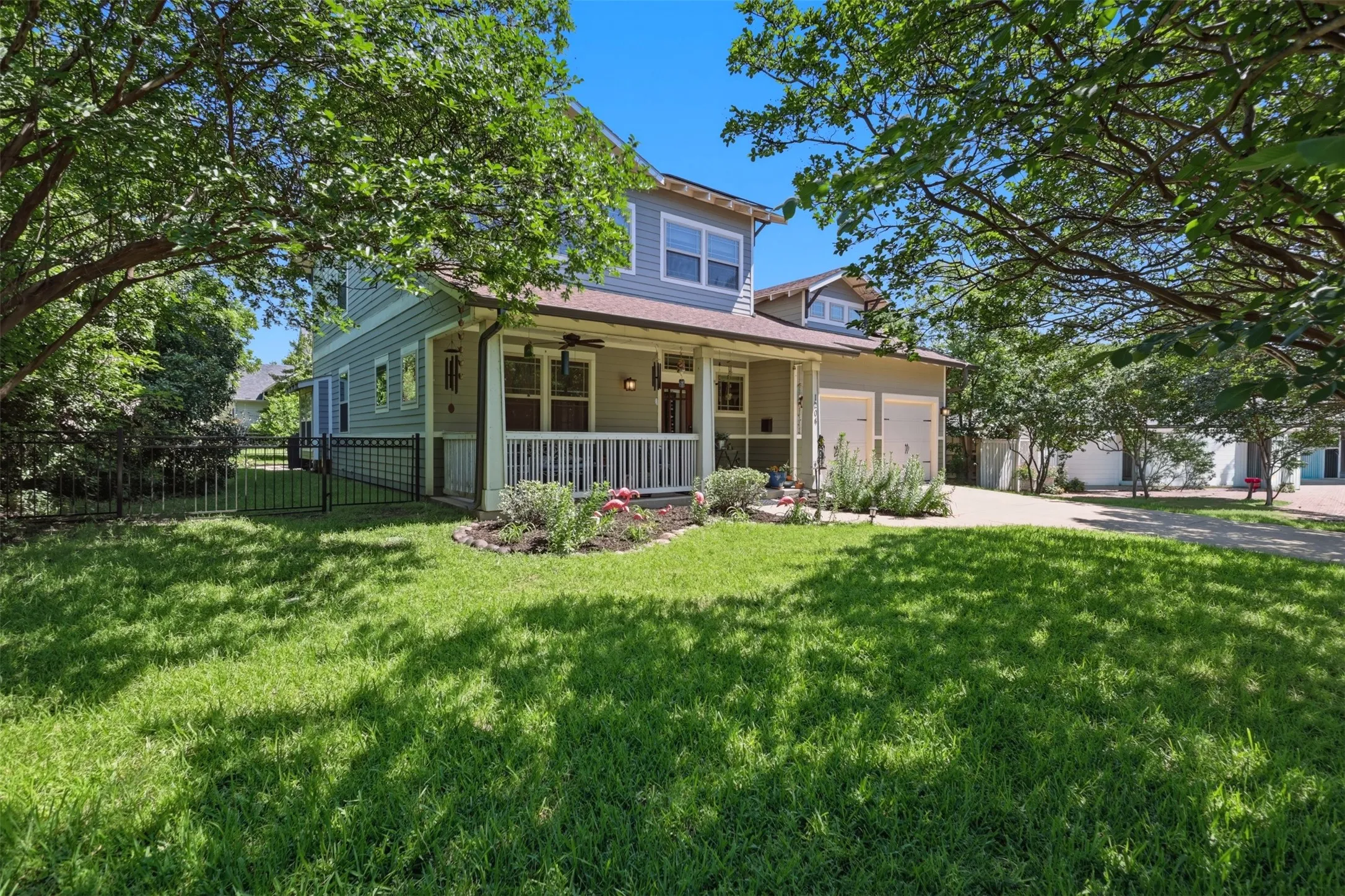 Single Family Residence For Sale in Collin County , 1204 Quisenberry Street, Mc Kinney, Texas 75069, 3 Bedroom, 3 Bathroom, 2 Garage spaces, 2,423 Sqft, built in 2013, mls#21269929, Real Estate Agent in Mc Kinney, Homes For Sale in Collin county, Homes For Sale in Mc Kinney, Realtor in Mc Kinney Texas, Real Estate Brokerage Independent Realty Texas, Luminita Cordes Realtor