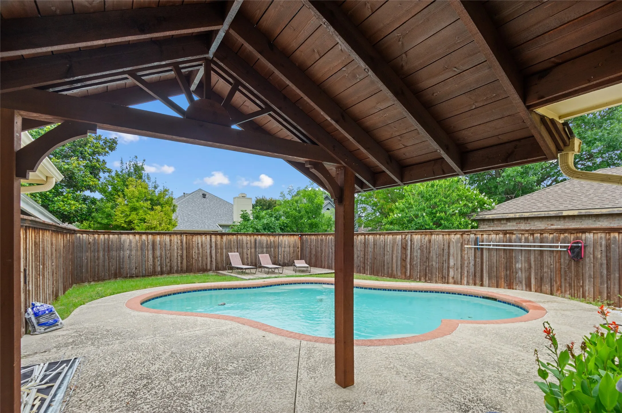 Single Family Residence For Sale in Dallas County , 2726 Crosslands Drive, Garland, Texas 75040, 3 Bedroom, 2 Bathroom, 2 Garage spaces, 1,694 Sqft, built in 1990, mls#21268190, Real Estate Agent in Garland, Homes For Sale in Dallas county, Homes For Sale in Garland, Realtor in Garland Texas, Real Estate Brokerage Independent Realty Texas, Luminita Cordes Realtor