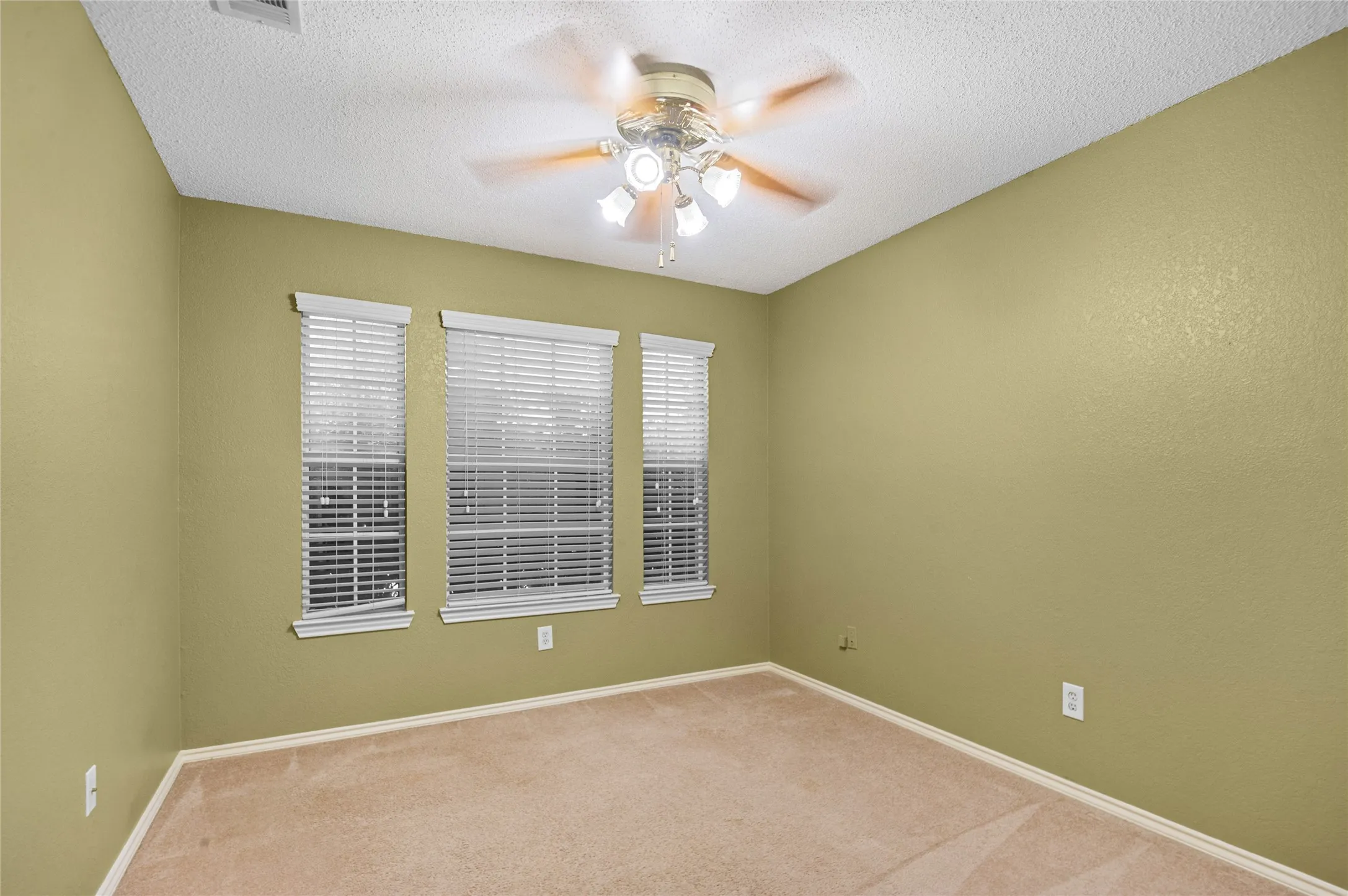 Single Family Residence For Sale in Dallas County , 2726 Crosslands Drive, Garland, Texas 75040, 3 Bedroom, 2 Bathroom, 2 Garage spaces, 1,694 Sqft, built in 1990, mls#21268190, Real Estate Agent in Garland, Homes For Sale in Dallas county, Homes For Sale in Garland, Realtor in Garland Texas, Real Estate Brokerage Independent Realty Texas, Luminita Cordes Realtor