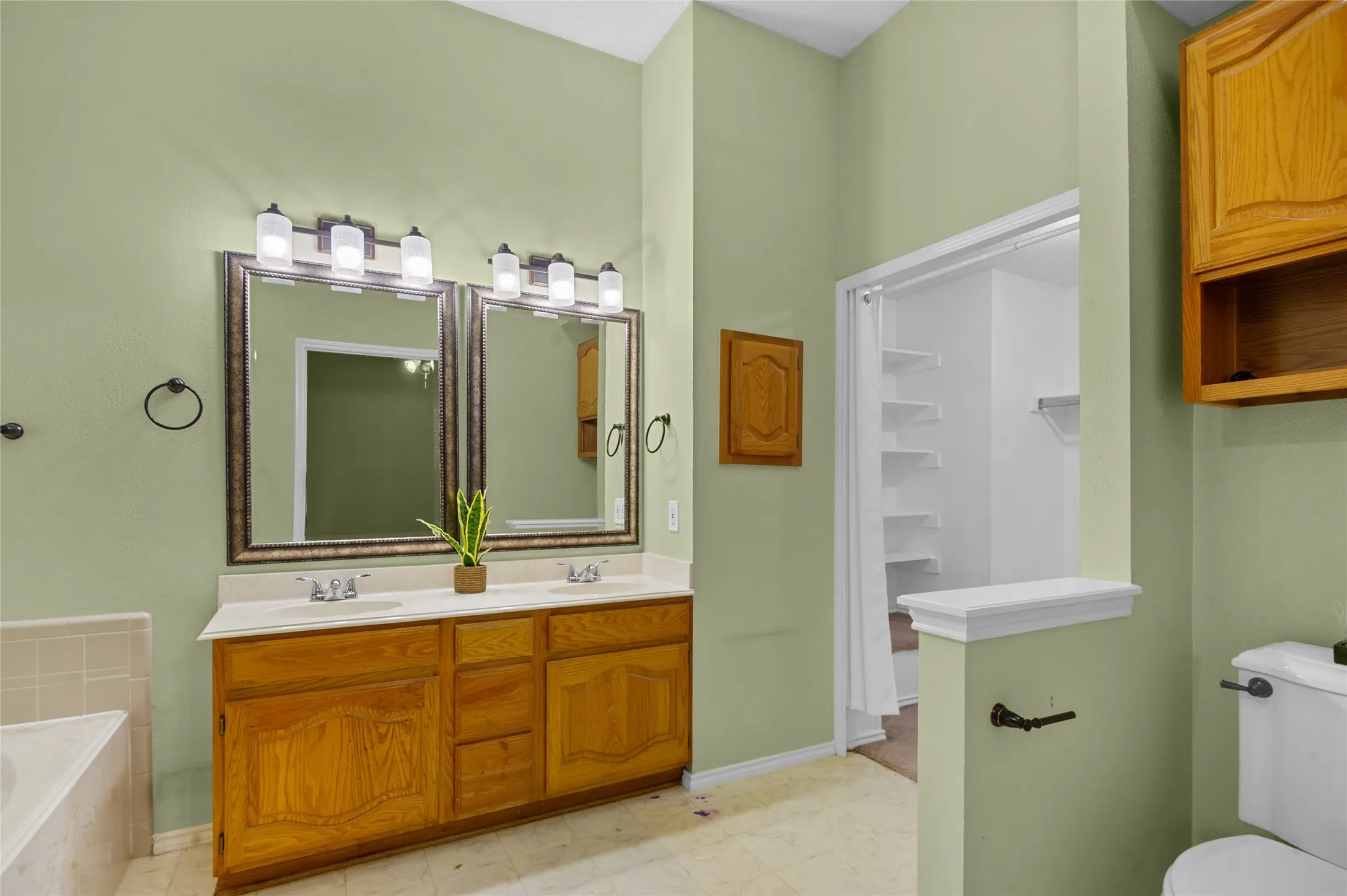 Single Family Residence For Sale in Dallas County , 2726 Crosslands Drive, Garland, Texas 75040, 3 Bedroom, 2 Bathroom, 2 Garage spaces, 1,694 Sqft, built in 1990, mls#21268190, Real Estate Agent in Garland, Homes For Sale in Dallas county, Homes For Sale in Garland, Realtor in Garland Texas, Real Estate Brokerage Independent Realty Texas, Luminita Cordes Realtor