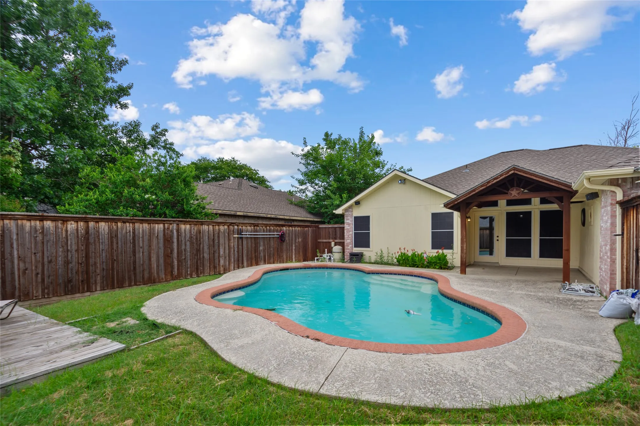 Single Family Residence For Sale in Dallas County , 2726 Crosslands Drive, Garland, Texas 75040, 3 Bedroom, 2 Bathroom, 2 Garage spaces, 1,694 Sqft, built in 1990, mls#21268190, Real Estate Agent in Garland, Homes For Sale in Dallas county, Homes For Sale in Garland, Realtor in Garland Texas, Real Estate Brokerage Independent Realty Texas, Luminita Cordes Realtor