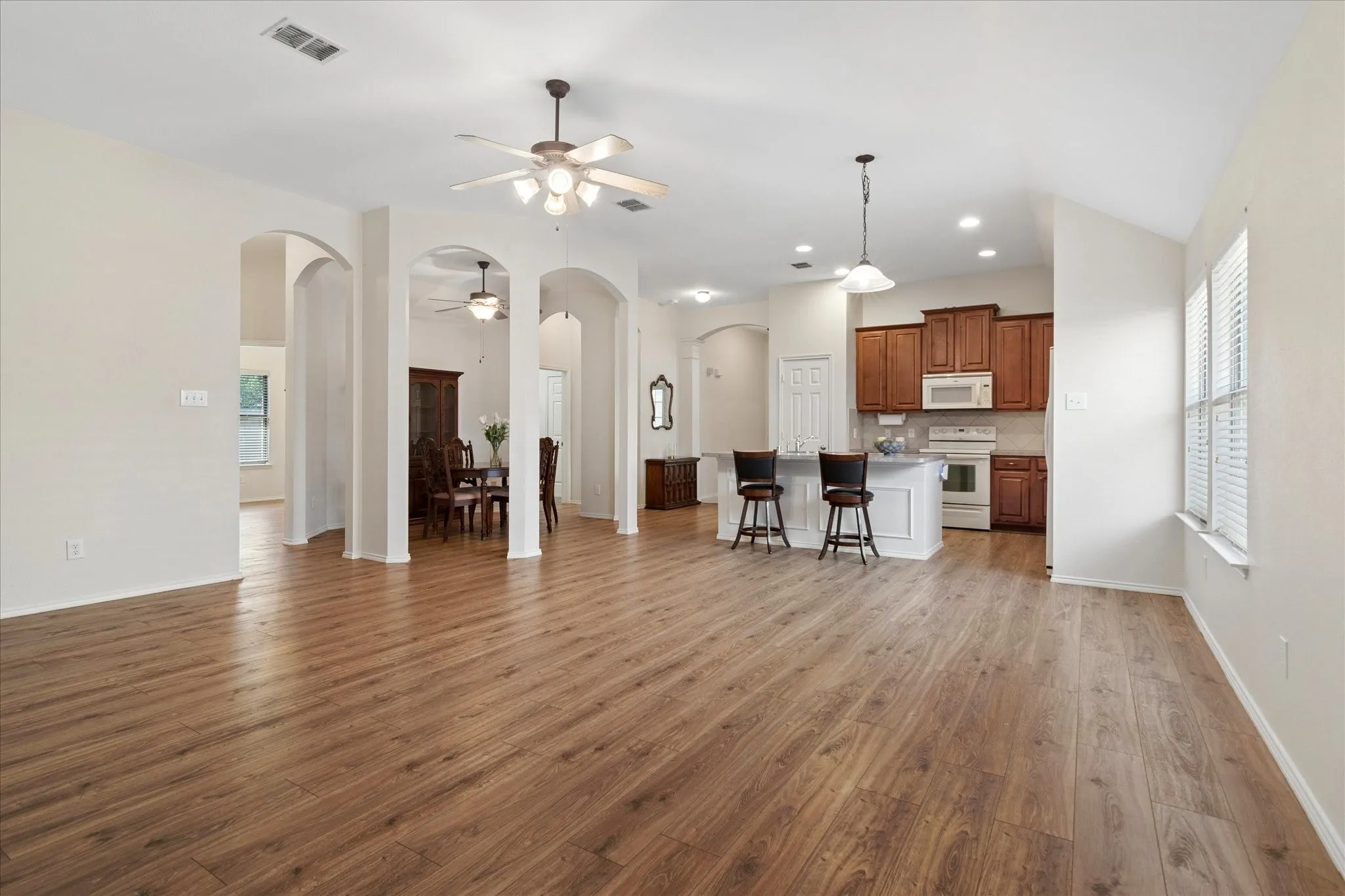 Single Family Residence For Sale in Denton County , 609 Lake Point Drive, Little Elm, Texas 75068, 3 Bedroom, 2 Bathroom, 2 Garage spaces, 1,815 Sqft, built in 2006, mls#21245538, Real Estate Agent in Little Elm, Homes For Sale in Denton county, Homes For Sale in Little Elm, Realtor in Little Elm Texas, Real Estate Brokerage Independent Realty Texas, Luminita Cordes Realtor