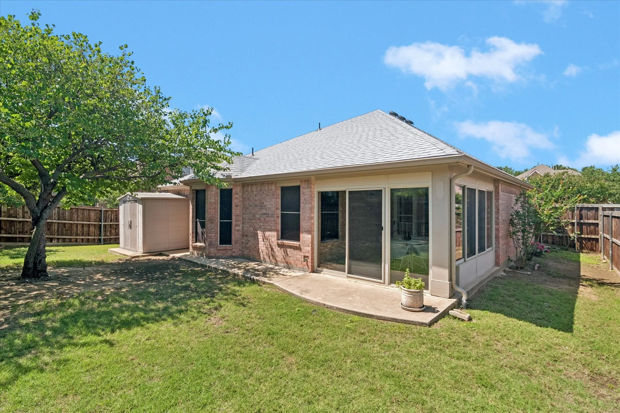 Single Family Residence For Sale in Denton County , 609 Lake Point Drive, Little Elm, Texas 75068, 3 Bedroom, 2 Bathroom, 2 Garage spaces, 1,815 Sqft, built in 2006, mls#21245538, Real Estate Agent in Little Elm, Homes For Sale in Denton county, Homes For Sale in Little Elm, Realtor in Little Elm Texas, Real Estate Brokerage Independent Realty Texas, Luminita Cordes Realtor