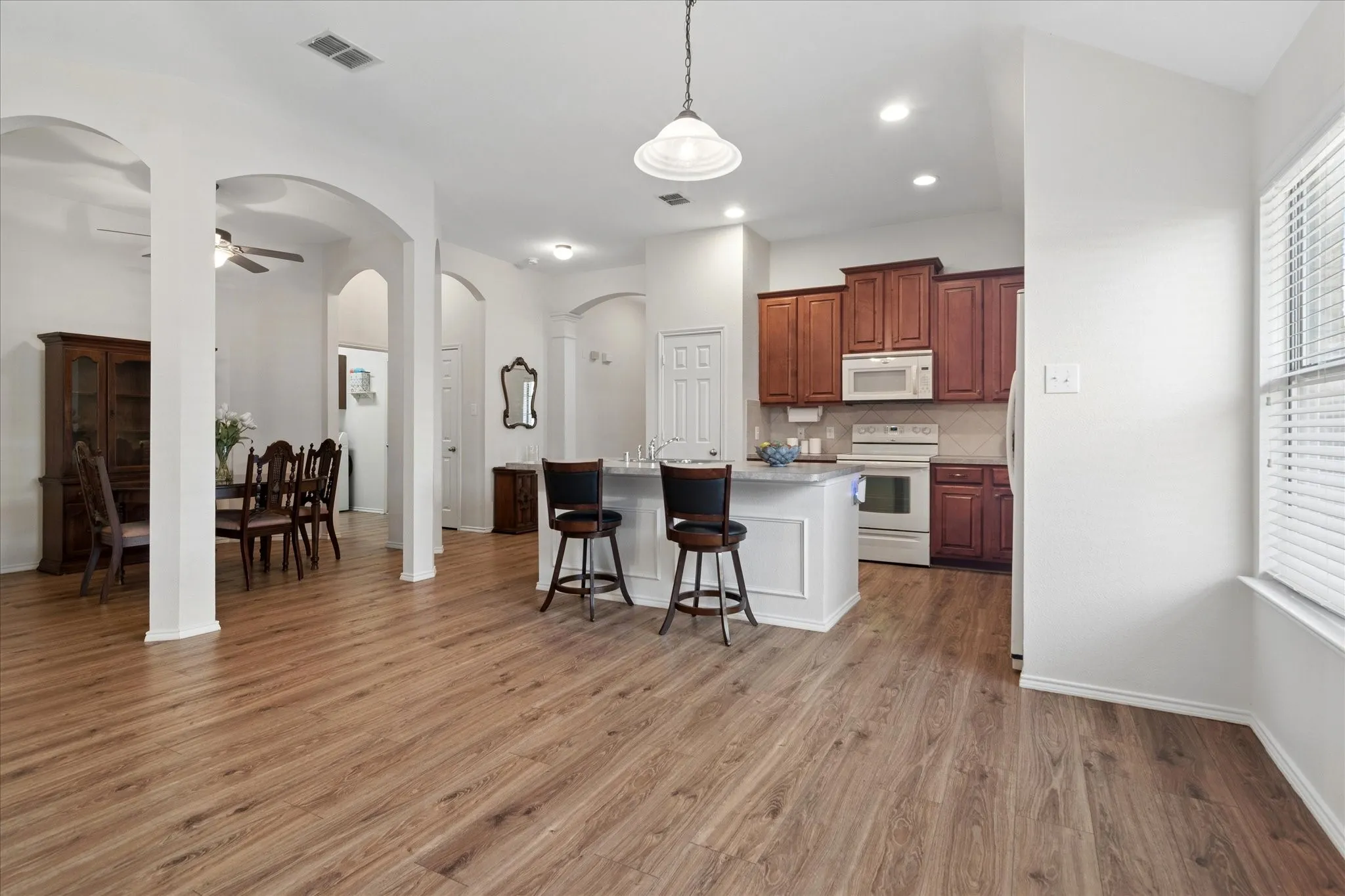 Single Family Residence For Sale in Denton County , 609 Lake Point Drive, Little Elm, Texas 75068, 3 Bedroom, 2 Bathroom, 2 Garage spaces, 1,815 Sqft, built in 2006, mls#21245538, Real Estate Agent in Little Elm, Homes For Sale in Denton county, Homes For Sale in Little Elm, Realtor in Little Elm Texas, Real Estate Brokerage Independent Realty Texas, Luminita Cordes Realtor