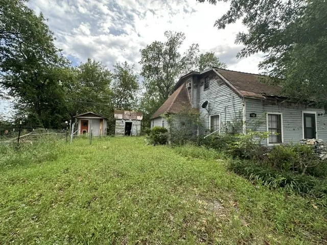 Single Family Residence For Sale in Grayson County , 419 W Pine, Whitewright, Texas 75491, 3 Bedrooms, 1 Bathroom, Garage spaces, 1,706 Sqft, built in 1900, Price $90,000, mls#21271395, Real Estate Agent in Whitewright, Homes For Sale in Grayson county, Homes For Sale in Whitewright, Realtor in Whitewright Texas, Real Estate Brokerage Independent Realty Texas, Luminita Cordes Realtor