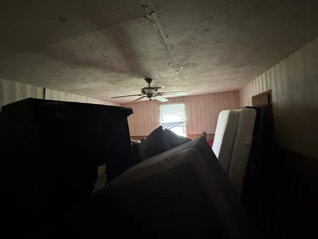 Single Family Residence For Sale in Grayson County , 419 W Pine, Whitewright, Texas 75491, 3 Bedrooms, 1 Bathroom, Garage spaces, 1,706 Sqft, built in 1900, Price $90,000, mls#21271395, Real Estate Agent in Whitewright, Homes For Sale in Grayson county, Homes For Sale in Whitewright, Realtor in Whitewright Texas, Real Estate Brokerage Independent Realty Texas, Luminita Cordes Realtor