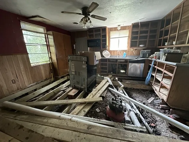 Single Family Residence For Sale in Grayson County , 419 W Pine, Whitewright, Texas 75491, 3 Bedrooms, 1 Bathroom, Garage spaces, 1,706 Sqft, built in 1900, Price $90,000, mls#21271395, Real Estate Agent in Whitewright, Homes For Sale in Grayson county, Homes For Sale in Whitewright, Realtor in Whitewright Texas, Real Estate Brokerage Independent Realty Texas, Luminita Cordes Realtor