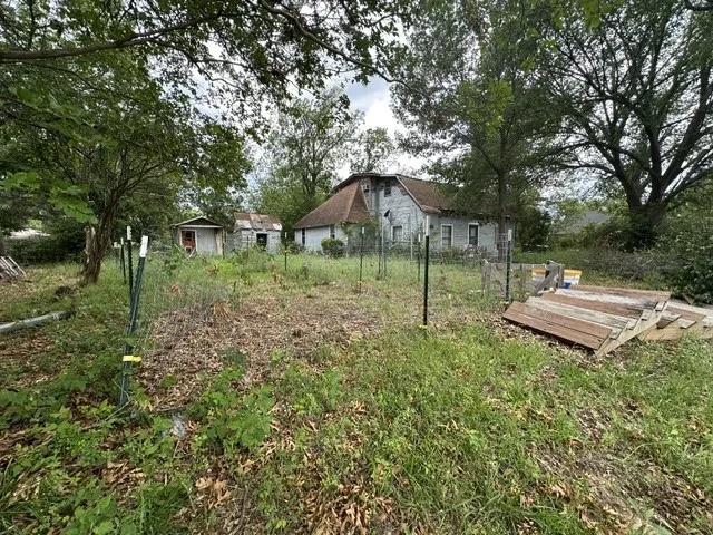 Single Family Residence For Sale in Grayson County , 419 W Pine, Whitewright, Texas 75491, 3 Bedrooms, 1 Bathroom, Garage spaces, 1,706 Sqft, built in 1900, Price $90,000, mls#21271395, Real Estate Agent in Whitewright, Homes For Sale in Grayson county, Homes For Sale in Whitewright, Realtor in Whitewright Texas, Real Estate Brokerage Independent Realty Texas, Luminita Cordes Realtor