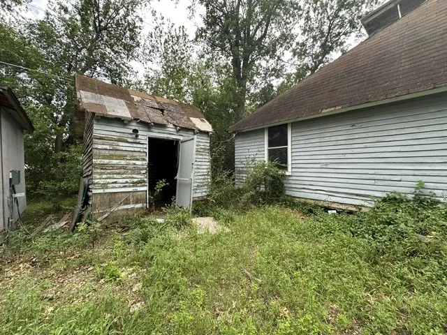 Single Family Residence For Sale in Grayson County , 419 W Pine, Whitewright, Texas 75491, 3 Bedrooms, 1 Bathroom, Garage spaces, 1,706 Sqft, built in 1900, Price $90,000, mls#21271395, Real Estate Agent in Whitewright, Homes For Sale in Grayson county, Homes For Sale in Whitewright, Realtor in Whitewright Texas, Real Estate Brokerage Independent Realty Texas, Luminita Cordes Realtor
