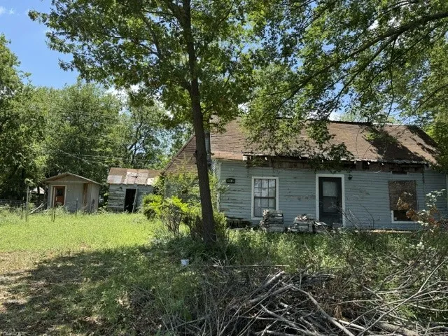 Single Family Residence For Sale in Grayson County , 419 W Pine, Whitewright, Texas 75491, 3 Bedrooms, 1 Bathroom, Garage spaces, 1,706 Sqft, built in 1900, Price $90,000, mls#21271395, Real Estate Agent in Whitewright, Homes For Sale in Grayson county, Homes For Sale in Whitewright, Realtor in Whitewright Texas, Real Estate Brokerage Independent Realty Texas, Luminita Cordes Realtor