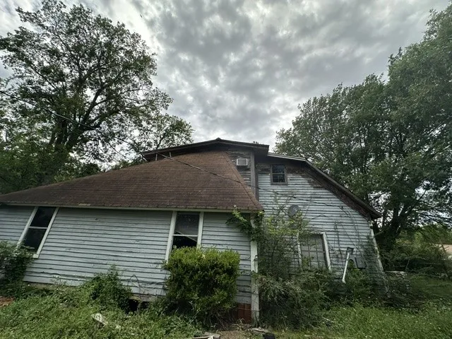 Single Family Residence For Sale in Grayson County , 419 W Pine, Whitewright, Texas 75491, 3 Bedrooms, 1 Bathroom, Garage spaces, 1,706 Sqft, built in 1900, Price $90,000, mls#21271395, Real Estate Agent in Whitewright, Homes For Sale in Grayson county, Homes For Sale in Whitewright, Realtor in Whitewright Texas, Real Estate Brokerage Independent Realty Texas, Luminita Cordes Realtor