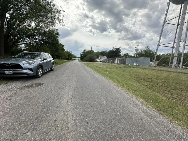 Single Family Residence For Sale in Grayson County , 419 W Pine, Whitewright, Texas 75491, 3 Bedrooms, 1 Bathroom, Garage spaces, 1,706 Sqft, built in 1900, Price $90,000, mls#21271395, Real Estate Agent in Whitewright, Homes For Sale in Grayson county, Homes For Sale in Whitewright, Realtor in Whitewright Texas, Real Estate Brokerage Independent Realty Texas, Luminita Cordes Realtor