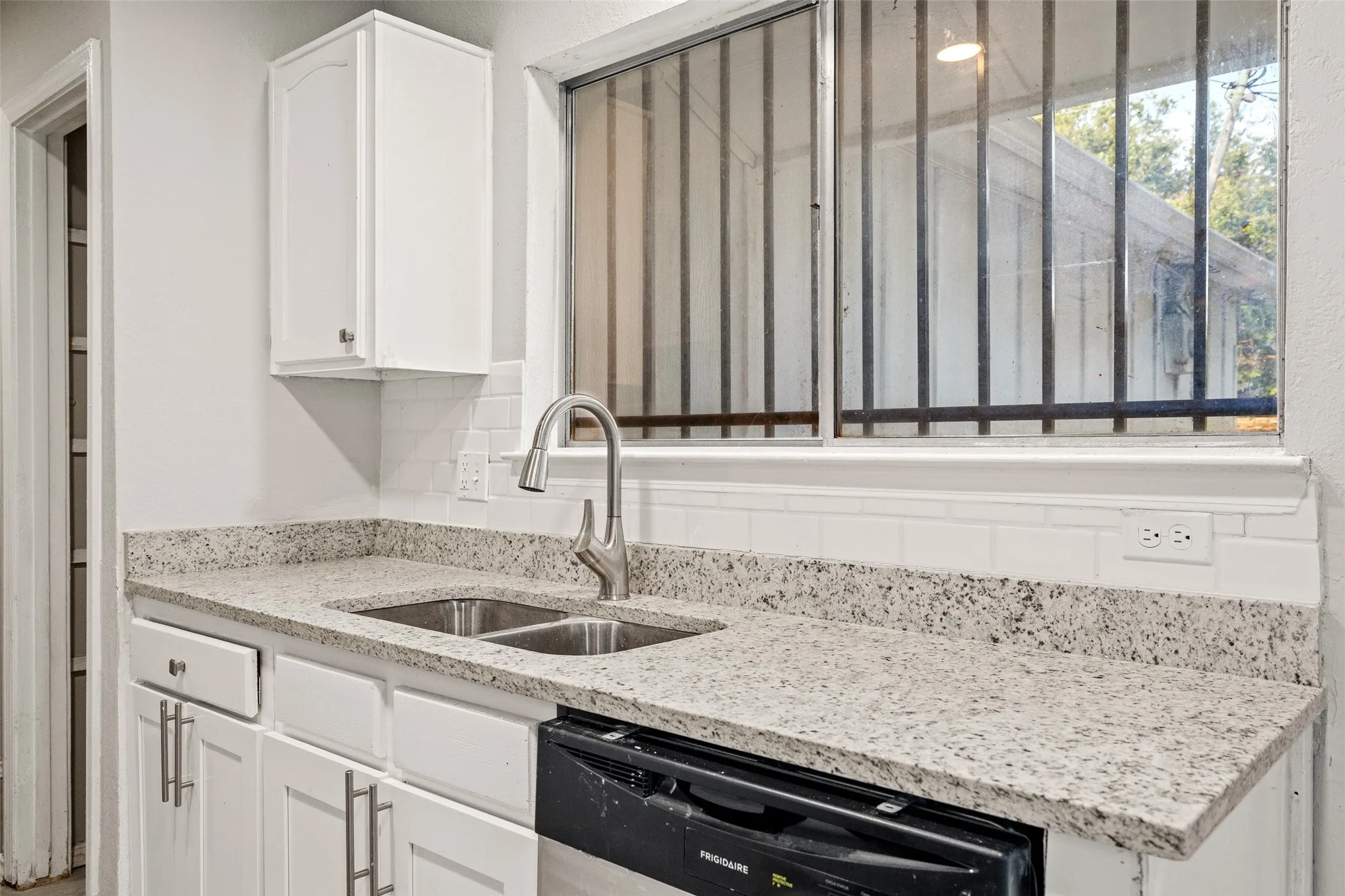 Single Family Residence For Sale in Dallas County , 948 Carom Way, Dallas, Texas 75217, 5 Bedroom, 3 Bathroom, 1 Garage spaces, 1,875 Sqft, built in 1985, Price $259,000, mls#21271371, Real Estate Agent in Dallas, Homes For Sale in Dallas county, Homes For Sale in Dallas, Realtor in Dallas Texas, Real Estate Brokerage Independent Realty Texas, Luminita Cordes Realtor