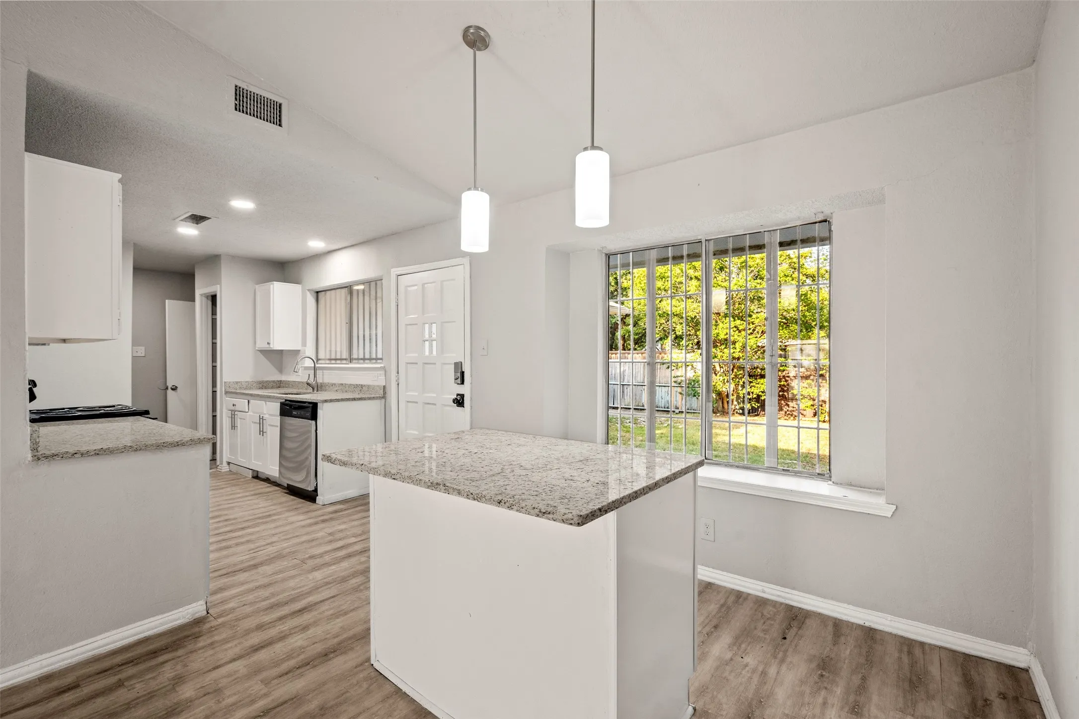 Single Family Residence For Sale in Dallas County , 948 Carom Way, Dallas, Texas 75217, 5 Bedroom, 3 Bathroom, 1 Garage spaces, 1,875 Sqft, built in 1985, Price $259,000, mls#21271371, Real Estate Agent in Dallas, Homes For Sale in Dallas county, Homes For Sale in Dallas, Realtor in Dallas Texas, Real Estate Brokerage Independent Realty Texas, Luminita Cordes Realtor