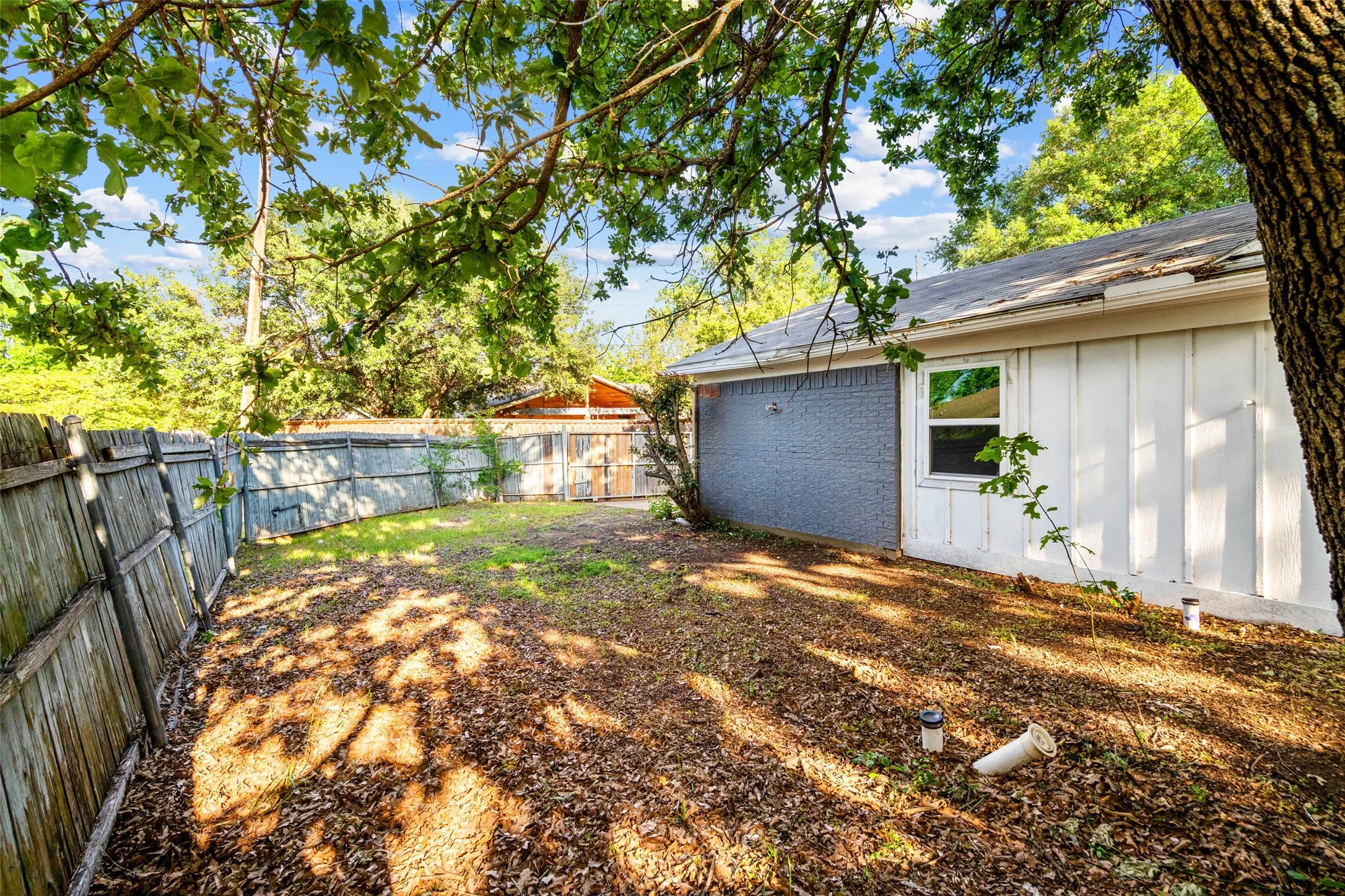 Single Family Residence For Sale in Dallas County , 948 Carom Way, Dallas, Texas 75217, 5 Bedroom, 3 Bathroom, 1 Garage spaces, 1,875 Sqft, built in 1985, Price $259,000, mls#21271371, Real Estate Agent in Dallas, Homes For Sale in Dallas county, Homes For Sale in Dallas, Realtor in Dallas Texas, Real Estate Brokerage Independent Realty Texas, Luminita Cordes Realtor
