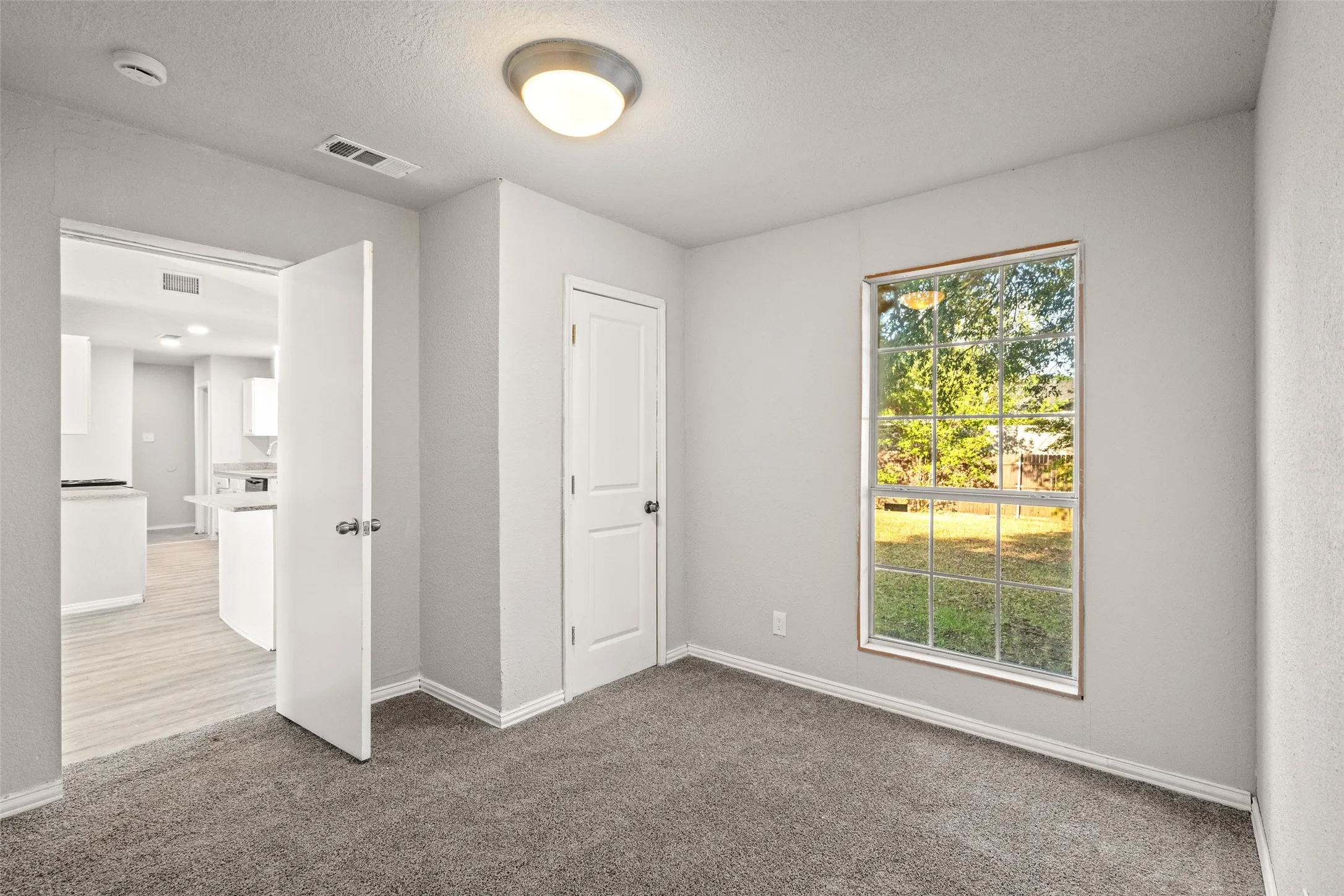 Single Family Residence For Sale in Dallas County , 948 Carom Way, Dallas, Texas 75217, 5 Bedroom, 3 Bathroom, 1 Garage spaces, 1,875 Sqft, built in 1985, Price $259,000, mls#21271371, Real Estate Agent in Dallas, Homes For Sale in Dallas county, Homes For Sale in Dallas, Realtor in Dallas Texas, Real Estate Brokerage Independent Realty Texas, Luminita Cordes Realtor