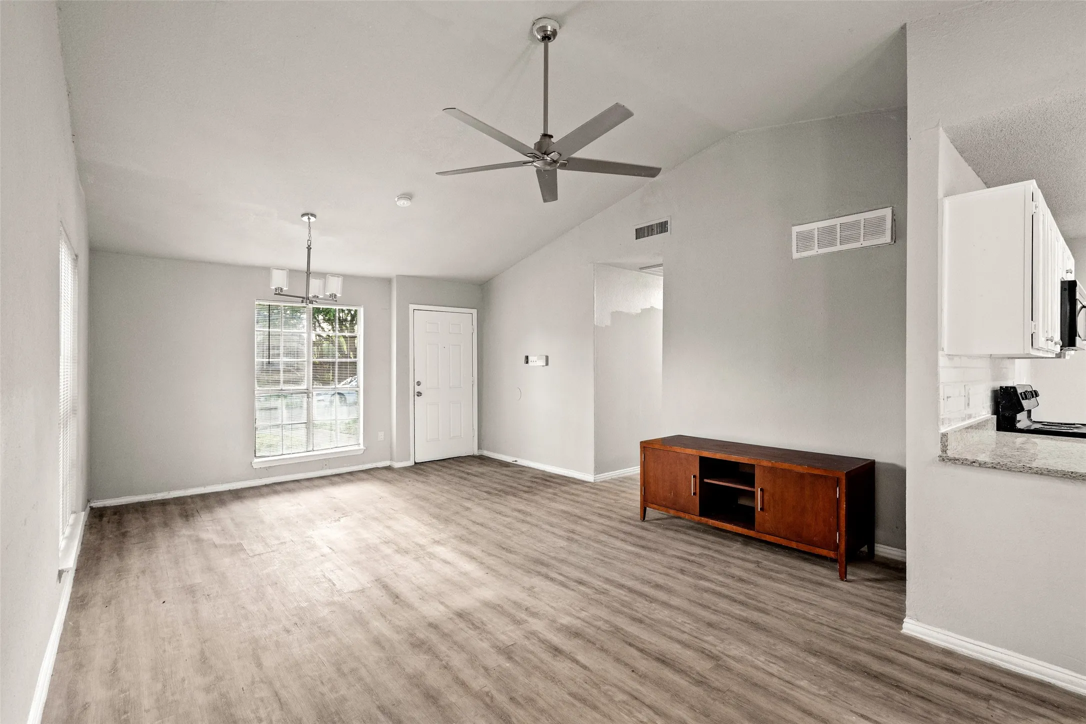 Single Family Residence For Sale in Dallas County , 948 Carom Way, Dallas, Texas 75217, 5 Bedroom, 3 Bathroom, 1 Garage spaces, 1,875 Sqft, built in 1985, Price $259,000, mls#21271371, Real Estate Agent in Dallas, Homes For Sale in Dallas county, Homes For Sale in Dallas, Realtor in Dallas Texas, Real Estate Brokerage Independent Realty Texas, Luminita Cordes Realtor