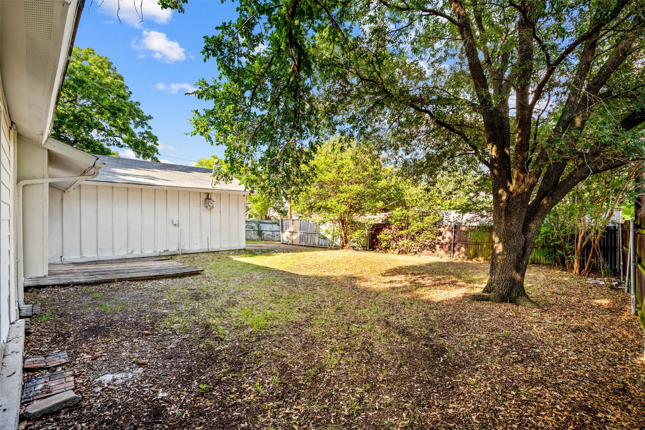 Single Family Residence For Sale in Dallas County , 948 Carom Way, Dallas, Texas 75217, 5 Bedroom, 3 Bathroom, 1 Garage spaces, 1,875 Sqft, built in 1985, Price $259,000, mls#21271371, Real Estate Agent in Dallas, Homes For Sale in Dallas county, Homes For Sale in Dallas, Realtor in Dallas Texas, Real Estate Brokerage Independent Realty Texas, Luminita Cordes Realtor