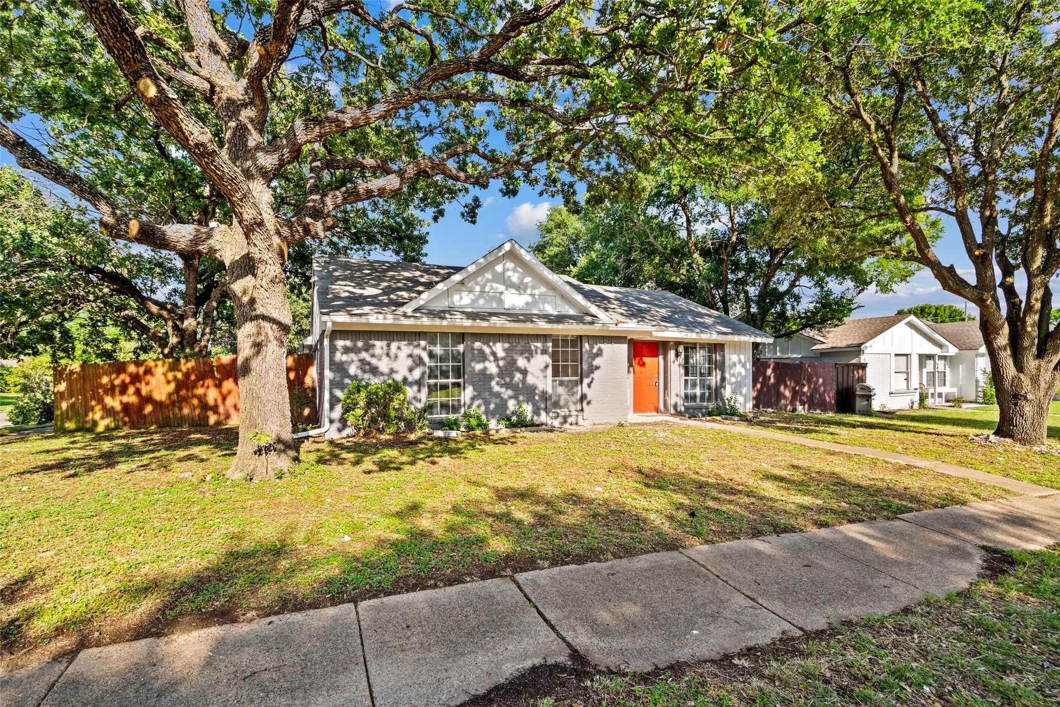 Single Family Residence For Sale in Dallas County , 948 Carom Way, Dallas, Texas 75217, 5 Bedroom, 3 Bathroom, 1 Garage spaces, 1,875 Sqft, built in 1985, Price $259,000, mls#21271371, Real Estate Agent in Dallas, Homes For Sale in Dallas county, Homes For Sale in Dallas, Realtor in Dallas Texas, Real Estate Brokerage Independent Realty Texas, Luminita Cordes Realtor