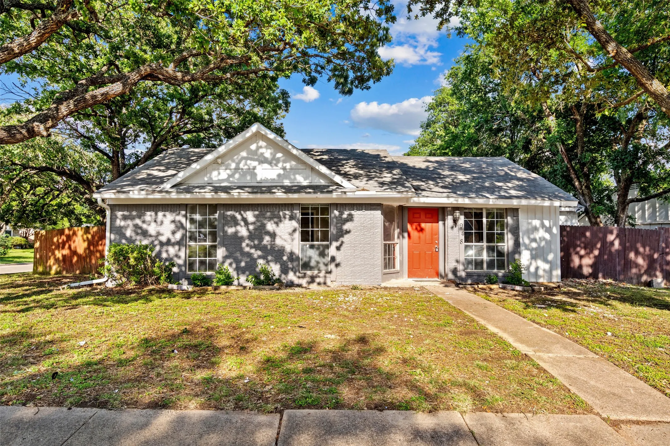 Single Family Residence For Sale in Dallas County , 948 Carom Way, Dallas, Texas 75217, 5 Bedroom, 3 Bathroom, 1 Garage spaces, 1,875 Sqft, built in 1985, Price $259,000, mls#21271371, Real Estate Agent in Dallas, Homes For Sale in Dallas county, Homes For Sale in Dallas, Realtor in Dallas Texas, Real Estate Brokerage Independent Realty Texas, Luminita Cordes Realtor