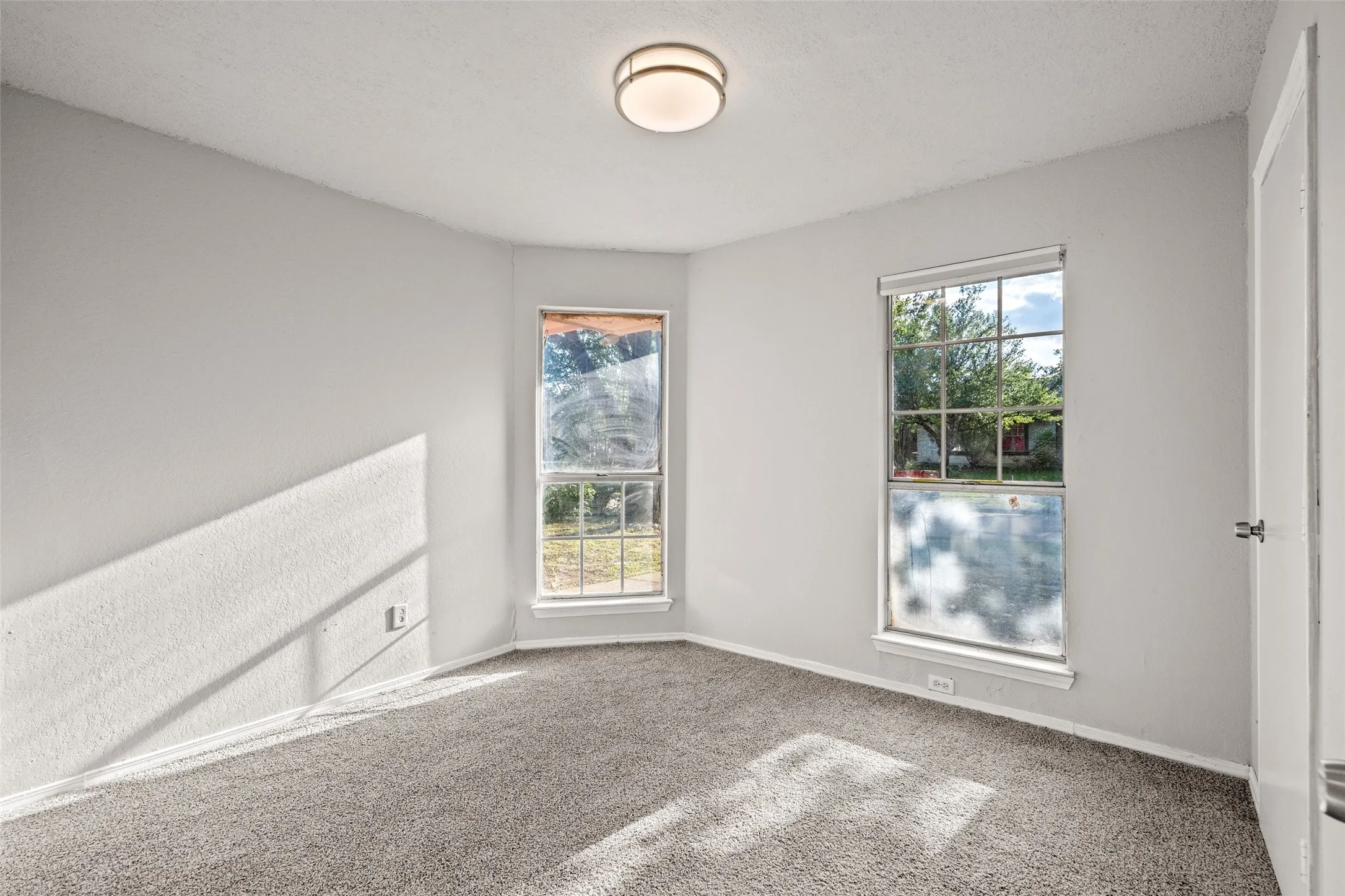 Single Family Residence For Sale in Dallas County , 948 Carom Way, Dallas, Texas 75217, 5 Bedroom, 3 Bathroom, 1 Garage spaces, 1,875 Sqft, built in 1985, Price $259,000, mls#21271371, Real Estate Agent in Dallas, Homes For Sale in Dallas county, Homes For Sale in Dallas, Realtor in Dallas Texas, Real Estate Brokerage Independent Realty Texas, Luminita Cordes Realtor