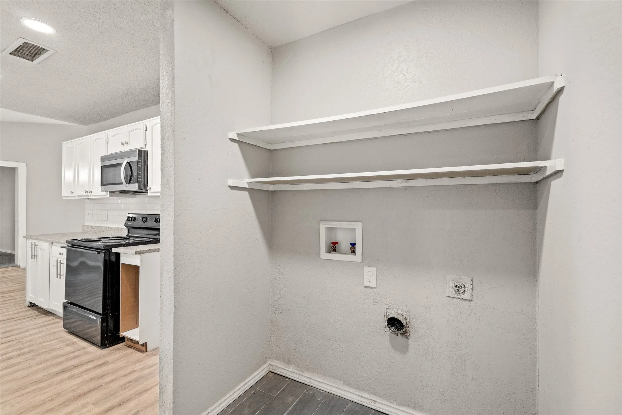 Single Family Residence For Sale in Dallas County , 948 Carom Way, Dallas, Texas 75217, 5 Bedroom, 3 Bathroom, 1 Garage spaces, 1,875 Sqft, built in 1985, Price $259,000, mls#21271371, Real Estate Agent in Dallas, Homes For Sale in Dallas county, Homes For Sale in Dallas, Realtor in Dallas Texas, Real Estate Brokerage Independent Realty Texas, Luminita Cordes Realtor