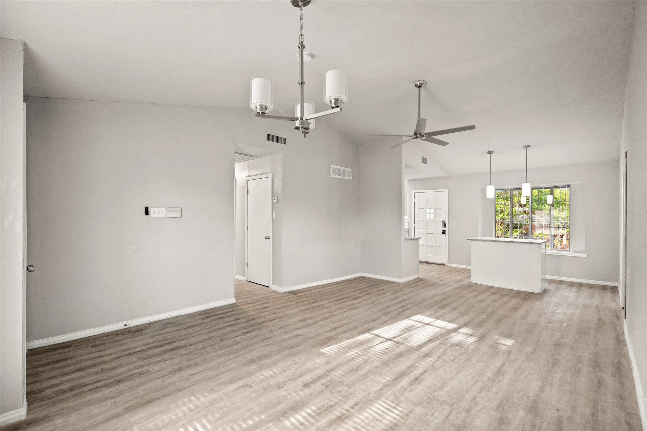Single Family Residence For Sale in Dallas County , 948 Carom Way, Dallas, Texas 75217, 5 Bedroom, 3 Bathroom, 1 Garage spaces, 1,875 Sqft, built in 1985, Price $259,000, mls#21271371, Real Estate Agent in Dallas, Homes For Sale in Dallas county, Homes For Sale in Dallas, Realtor in Dallas Texas, Real Estate Brokerage Independent Realty Texas, Luminita Cordes Realtor