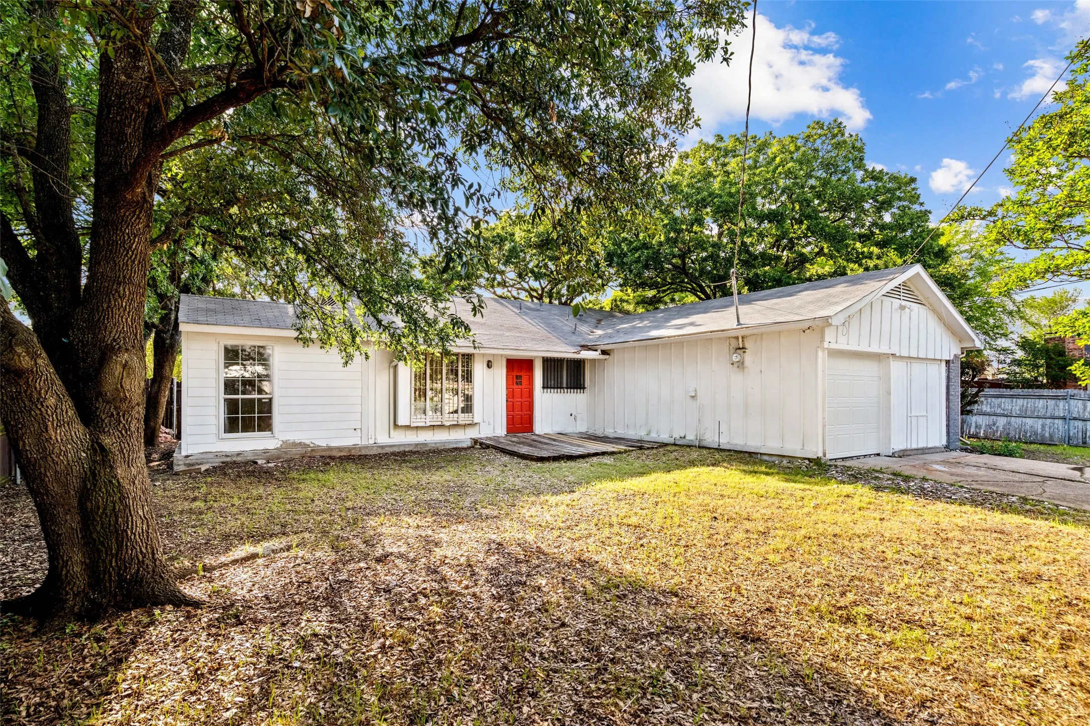 Single Family Residence For Sale in Dallas County , 948 Carom Way, Dallas, Texas 75217, 5 Bedroom, 3 Bathroom, 1 Garage spaces, 1,875 Sqft, built in 1985, Price $259,000, mls#21271371, Real Estate Agent in Dallas, Homes For Sale in Dallas county, Homes For Sale in Dallas, Realtor in Dallas Texas, Real Estate Brokerage Independent Realty Texas, Luminita Cordes Realtor