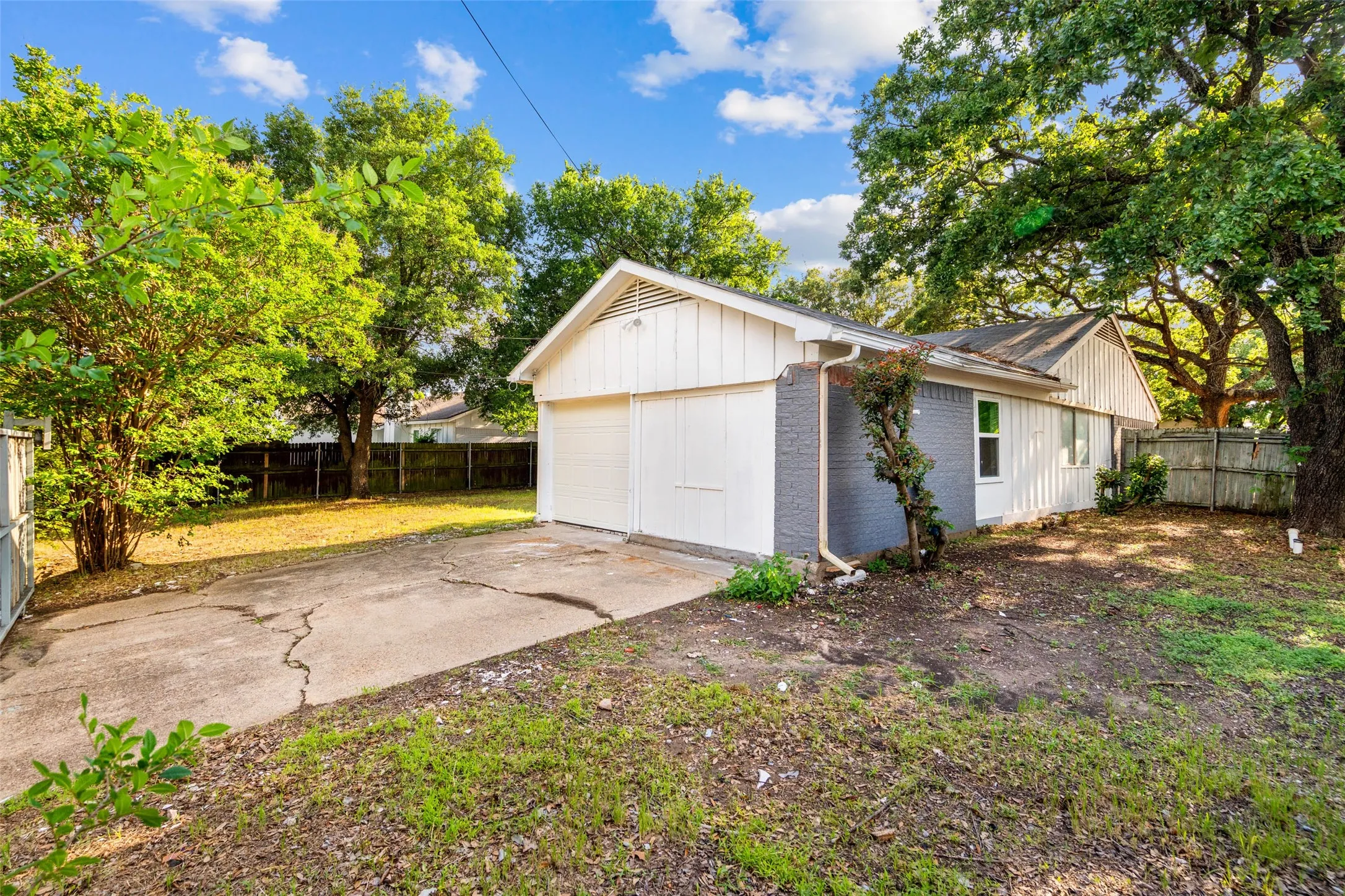 Single Family Residence For Sale in Dallas County , 948 Carom Way, Dallas, Texas 75217, 5 Bedroom, 3 Bathroom, 1 Garage spaces, 1,875 Sqft, built in 1985, Price $259,000, mls#21271371, Real Estate Agent in Dallas, Homes For Sale in Dallas county, Homes For Sale in Dallas, Realtor in Dallas Texas, Real Estate Brokerage Independent Realty Texas, Luminita Cordes Realtor