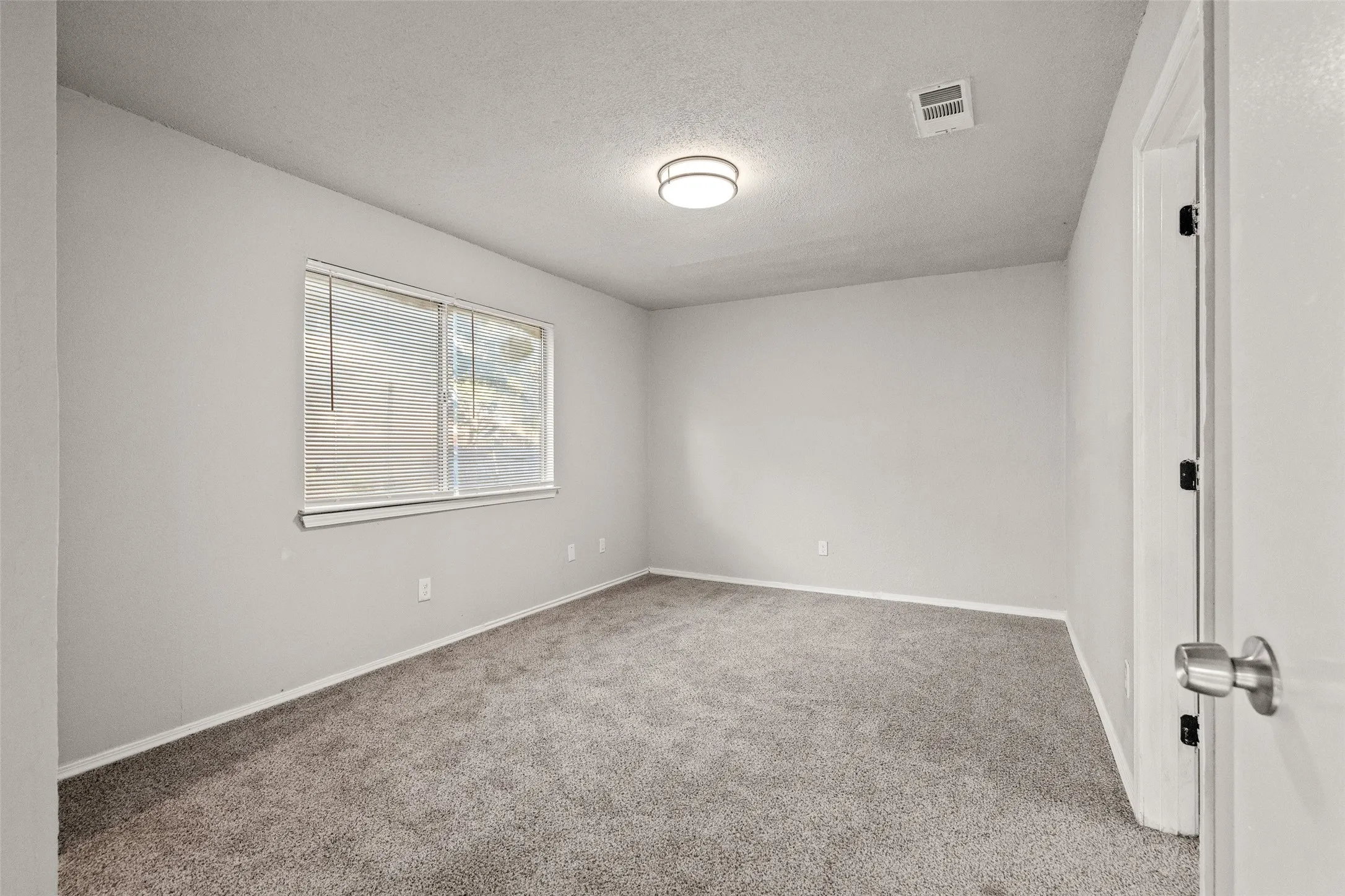 Single Family Residence For Sale in Dallas County , 948 Carom Way, Dallas, Texas 75217, 5 Bedroom, 3 Bathroom, 1 Garage spaces, 1,875 Sqft, built in 1985, Price $259,000, mls#21271371, Real Estate Agent in Dallas, Homes For Sale in Dallas county, Homes For Sale in Dallas, Realtor in Dallas Texas, Real Estate Brokerage Independent Realty Texas, Luminita Cordes Realtor