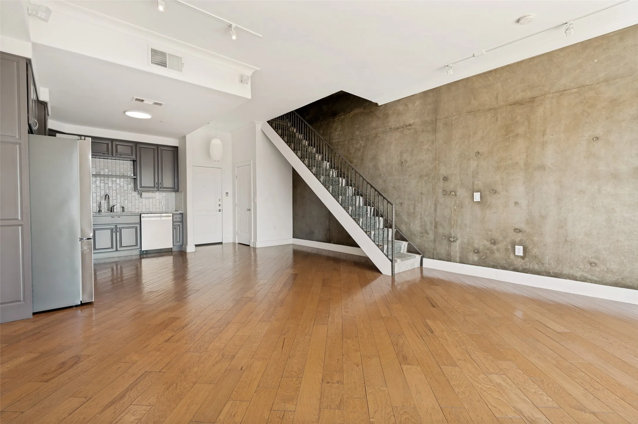 Condominium For Sale in Dallas County , 3225 Turtle Creek Boulevard 1649, Dallas, Texas 75219, 1 Bedroom, 1 Bathroom, 2 Garage spaces, 1,033 Sqft, built in 1998, mls#21259223, Real Estate Agent in Dallas, Homes For Sale in Dallas county, Homes For Sale in Dallas, Realtor in Dallas Texas, Real Estate Brokerage Independent Realty Texas, Luminita Cordes Realtor