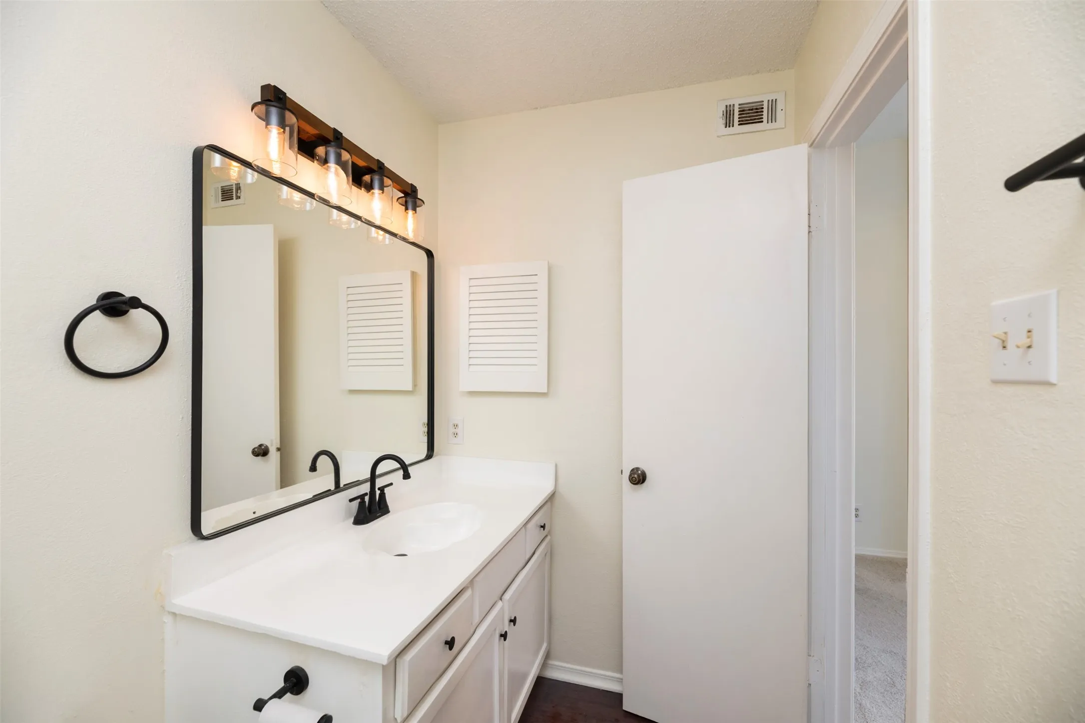 Condominium For Sale in Collin County , 4748 Old Bent Tree Lane 1601, Dallas, Texas 75287, 1 Bedroom, 2 Bathroom, Garage spaces, 889 Sqft, built in 1985, mls#21271212, Real Estate Agent in Dallas, Homes For Sale in Collin county, Homes For Sale in Dallas, Realtor in Dallas Texas, Real Estate Brokerage Independent Realty Texas, Luminita Cordes Realtor