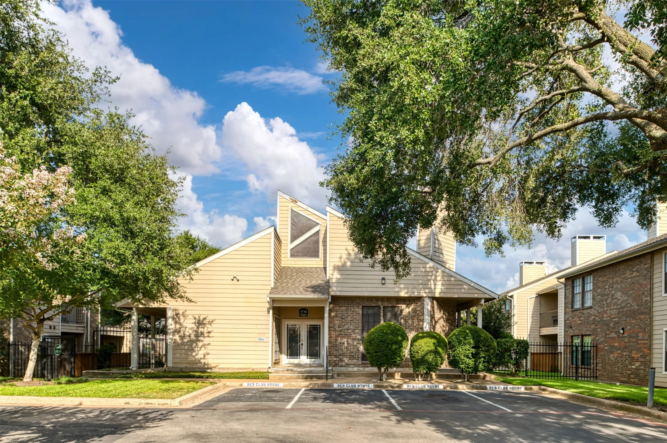 Condominium For Sale in Collin County , 4748 Old Bent Tree Lane 1601, Dallas, Texas 75287, 1 Bedroom, 2 Bathroom, Garage spaces, 889 Sqft, built in 1985, mls#21271212, Real Estate Agent in Dallas, Homes For Sale in Collin county, Homes For Sale in Dallas, Realtor in Dallas Texas, Real Estate Brokerage Independent Realty Texas, Luminita Cordes Realtor