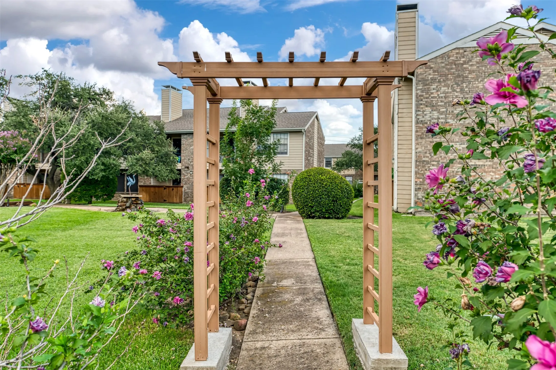 Condominium For Sale in Collin County , 4748 Old Bent Tree Lane 1601, Dallas, Texas 75287, 1 Bedroom, 2 Bathroom, Garage spaces, 889 Sqft, built in 1985, mls#21271212, Real Estate Agent in Dallas, Homes For Sale in Collin county, Homes For Sale in Dallas, Realtor in Dallas Texas, Real Estate Brokerage Independent Realty Texas, Luminita Cordes Realtor