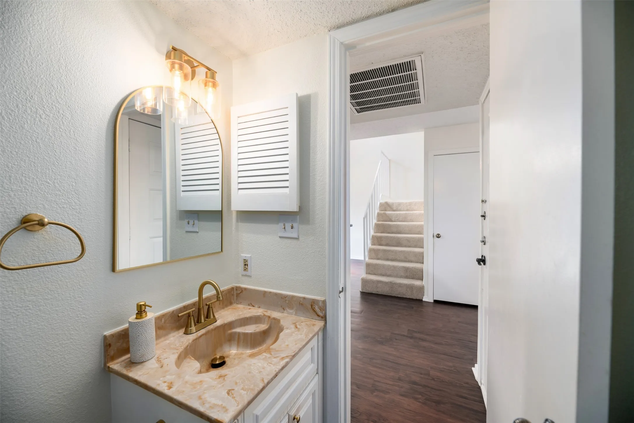 Condominium For Sale in Collin County , 4748 Old Bent Tree Lane 1601, Dallas, Texas 75287, 1 Bedroom, 2 Bathroom, Garage spaces, 889 Sqft, built in 1985, mls#21271212, Real Estate Agent in Dallas, Homes For Sale in Collin county, Homes For Sale in Dallas, Realtor in Dallas Texas, Real Estate Brokerage Independent Realty Texas, Luminita Cordes Realtor
