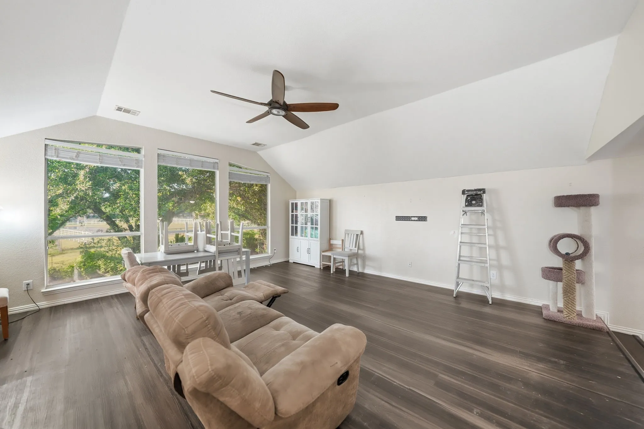 Single Family Residence For Sale in Dallas County , 1905 Lakeway Drive, Rowlett, Texas 75088, 4 Bedroom, 3 Bathroom, 2 Garage spaces, 3,473 Sqft, built in 1997, mls#21269890, Real Estate Agent in Rowlett, Homes For Sale in Dallas county, Homes For Sale in Rowlett, Realtor in Rowlett Texas, Real Estate Brokerage Independent Realty Texas, Luminita Cordes Realtor
