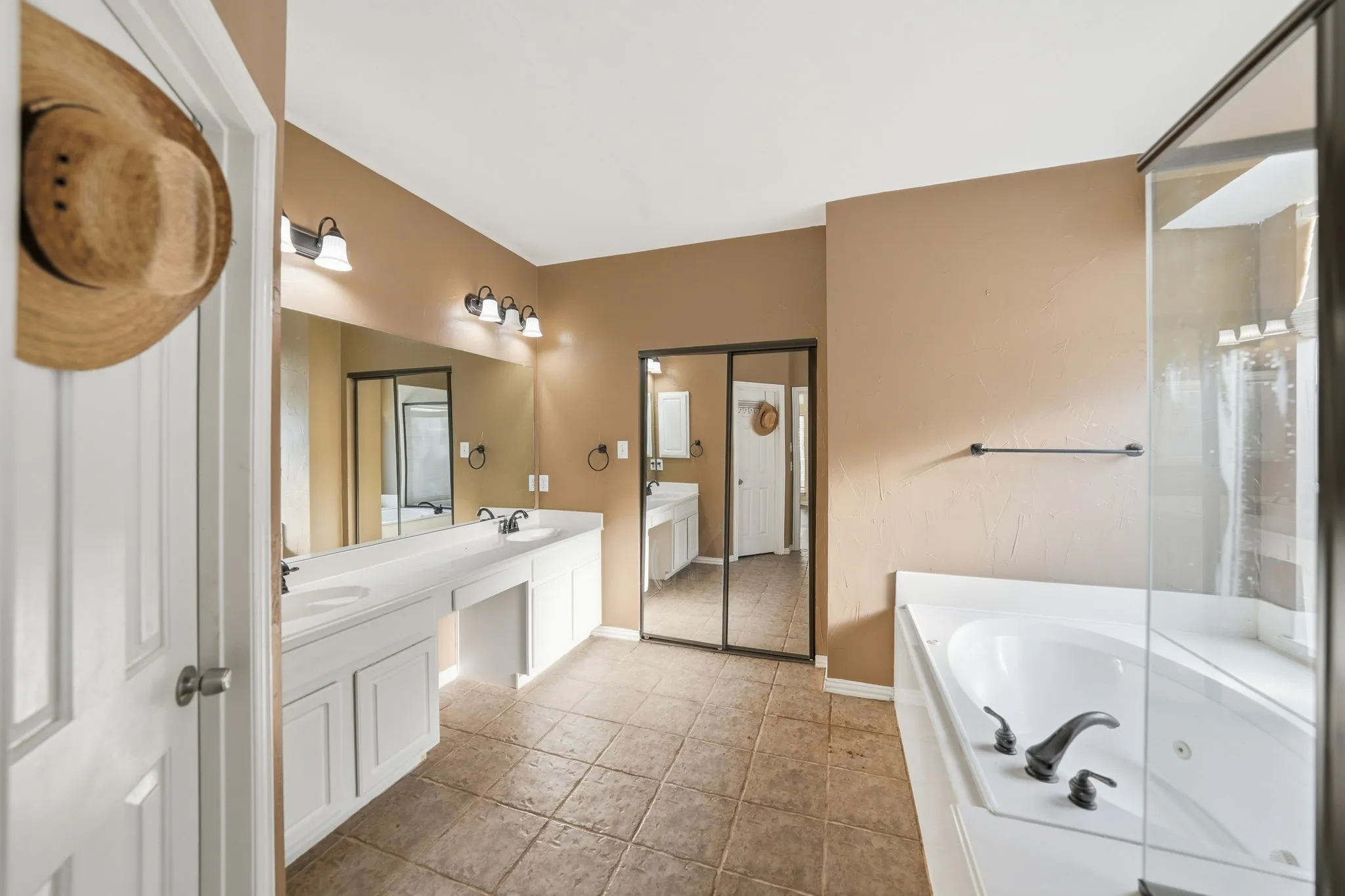 Single Family Residence For Sale in Dallas County , 1905 Lakeway Drive, Rowlett, Texas 75088, 4 Bedroom, 3 Bathroom, 2 Garage spaces, 3,473 Sqft, built in 1997, mls#21269890, Real Estate Agent in Rowlett, Homes For Sale in Dallas county, Homes For Sale in Rowlett, Realtor in Rowlett Texas, Real Estate Brokerage Independent Realty Texas, Luminita Cordes Realtor