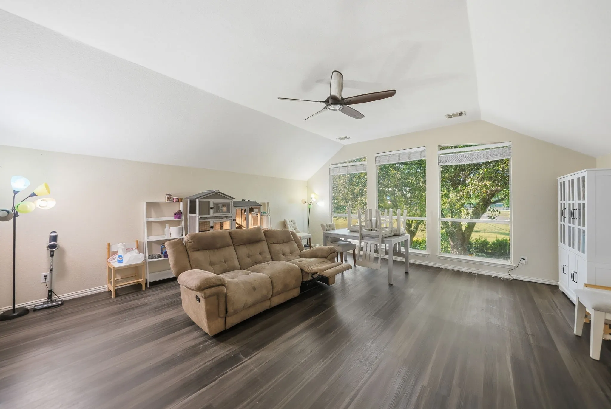 Single Family Residence For Sale in Dallas County , 1905 Lakeway Drive, Rowlett, Texas 75088, 4 Bedroom, 3 Bathroom, 2 Garage spaces, 3,473 Sqft, built in 1997, mls#21269890, Real Estate Agent in Rowlett, Homes For Sale in Dallas county, Homes For Sale in Rowlett, Realtor in Rowlett Texas, Real Estate Brokerage Independent Realty Texas, Luminita Cordes Realtor