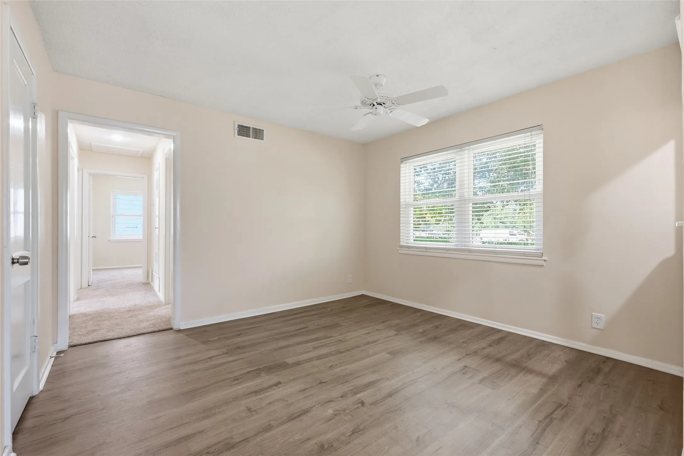 Single Family Residence For Sale in Tarrant County , 807 Highland Drive, Arlington, Texas 76010, 4 Bedroom, 2 Bathroom, Garage spaces, 1,281 Sqft, built in 1955, mls#21271403, Real Estate Agent in Arlington, Homes For Sale in Tarrant county, Homes For Sale in Arlington, Realtor in Arlington Texas, Real Estate Brokerage Independent Realty Texas, Luminita Cordes Realtor