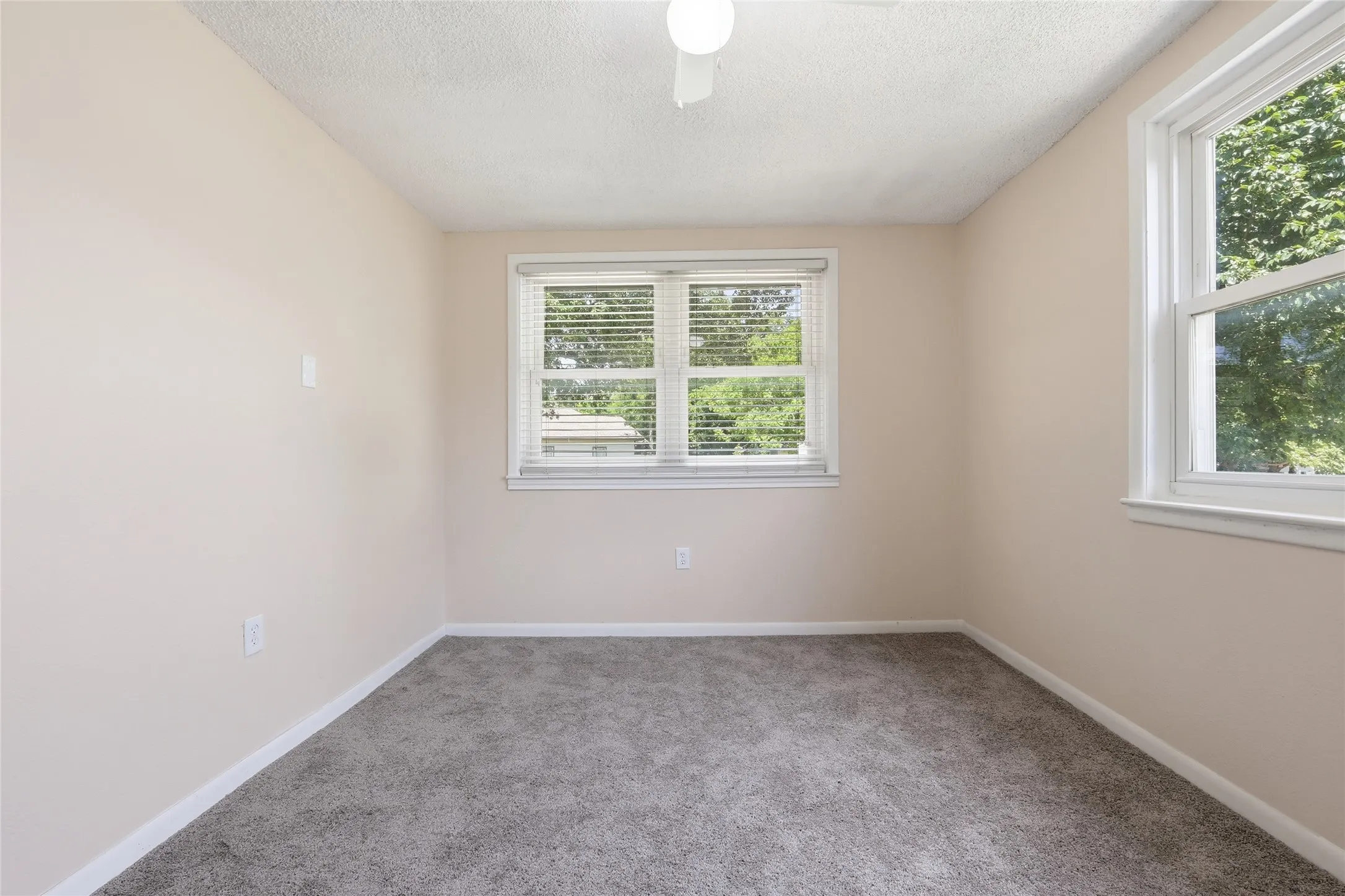 Single Family Residence For Sale in Tarrant County , 807 Highland Drive, Arlington, Texas 76010, 4 Bedroom, 2 Bathroom, Garage spaces, 1,281 Sqft, built in 1955, mls#21271403, Real Estate Agent in Arlington, Homes For Sale in Tarrant county, Homes For Sale in Arlington, Realtor in Arlington Texas, Real Estate Brokerage Independent Realty Texas, Luminita Cordes Realtor