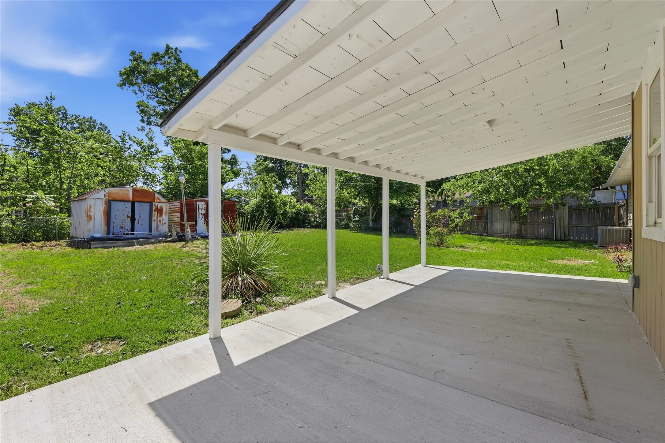 Single Family Residence For Sale in Tarrant County , 807 Highland Drive, Arlington, Texas 76010, 4 Bedroom, 2 Bathroom, Garage spaces, 1,281 Sqft, built in 1955, mls#21271403, Real Estate Agent in Arlington, Homes For Sale in Tarrant county, Homes For Sale in Arlington, Realtor in Arlington Texas, Real Estate Brokerage Independent Realty Texas, Luminita Cordes Realtor