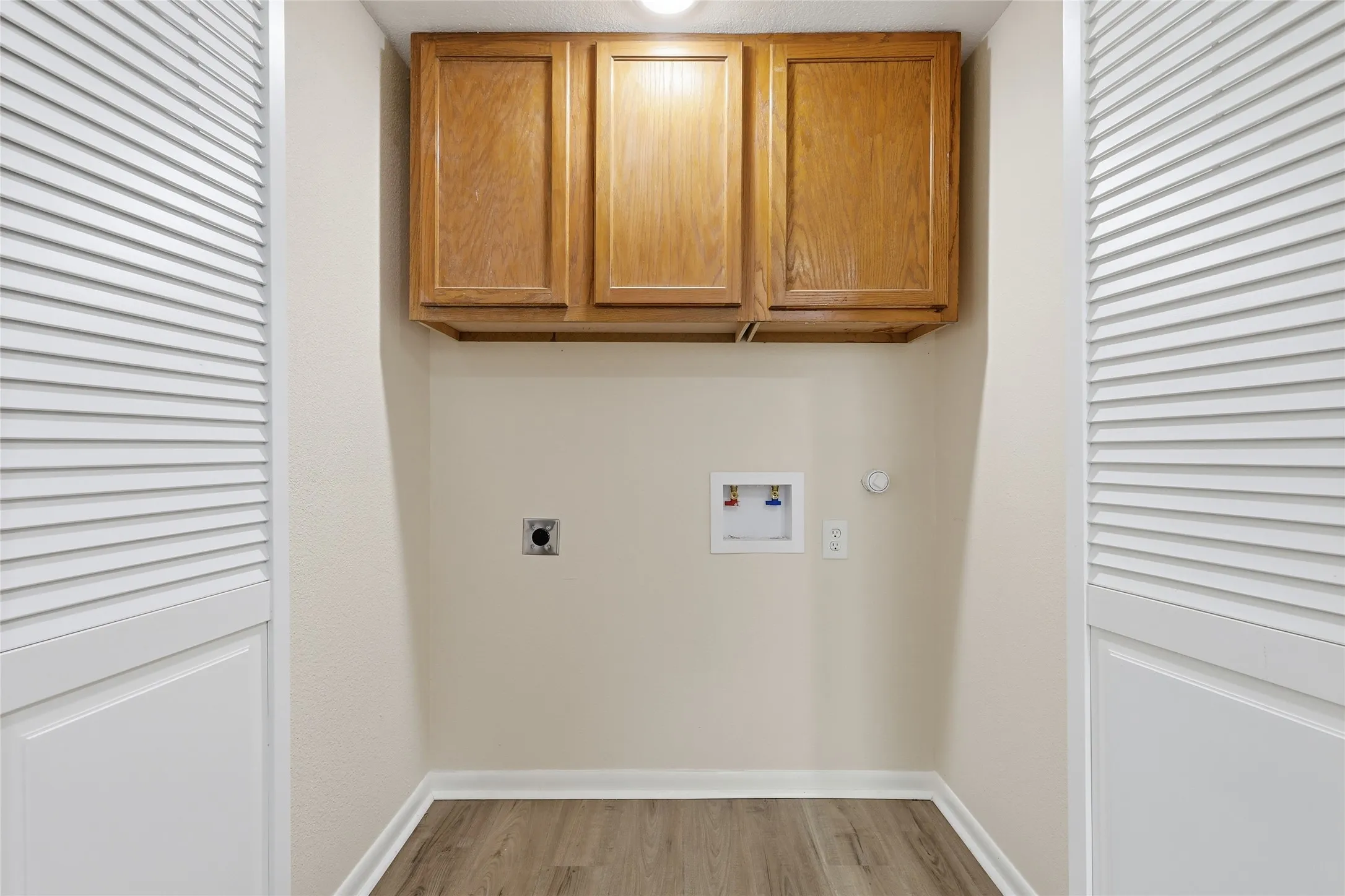 Single Family Residence For Sale in Tarrant County , 807 Highland Drive, Arlington, Texas 76010, 4 Bedroom, 2 Bathroom, Garage spaces, 1,281 Sqft, built in 1955, mls#21271403, Real Estate Agent in Arlington, Homes For Sale in Tarrant county, Homes For Sale in Arlington, Realtor in Arlington Texas, Real Estate Brokerage Independent Realty Texas, Luminita Cordes Realtor