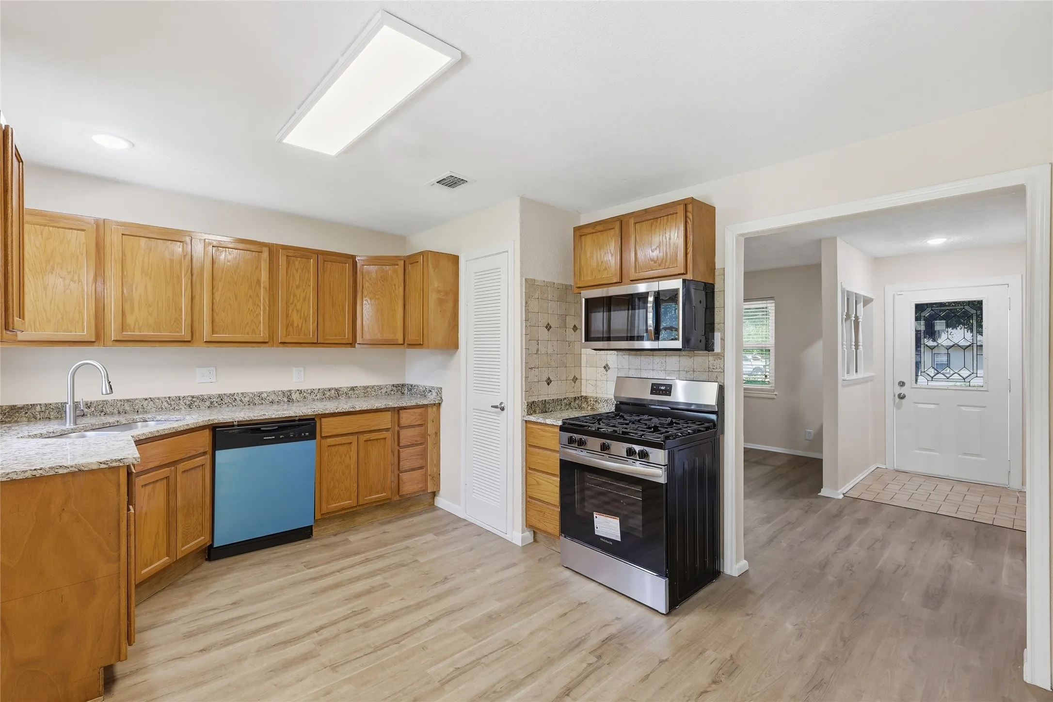 Single Family Residence For Sale in Tarrant County , 807 Highland Drive, Arlington, Texas 76010, 4 Bedroom, 2 Bathroom, Garage spaces, 1,281 Sqft, built in 1955, mls#21271403, Real Estate Agent in Arlington, Homes For Sale in Tarrant county, Homes For Sale in Arlington, Realtor in Arlington Texas, Real Estate Brokerage Independent Realty Texas, Luminita Cordes Realtor