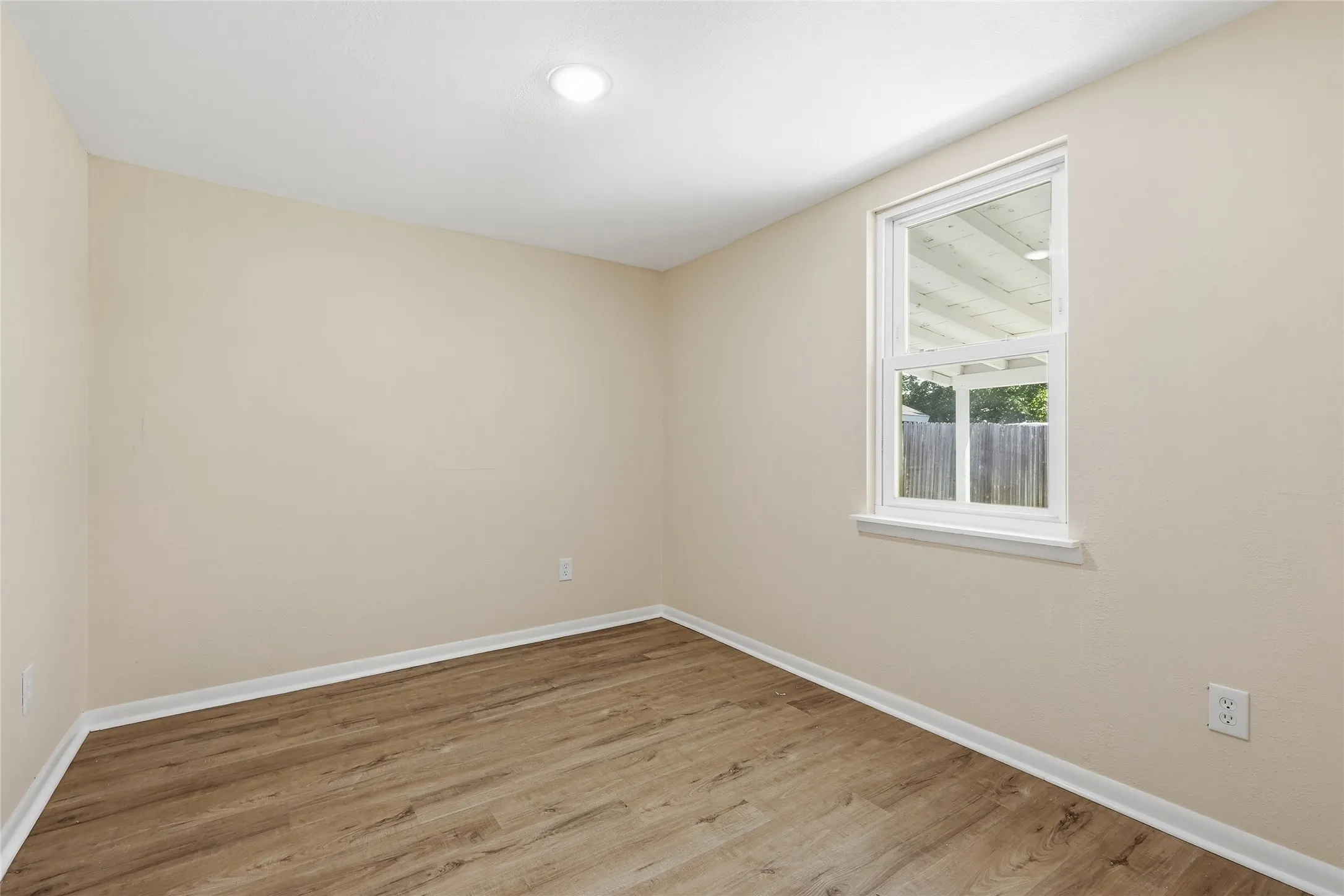 Single Family Residence For Sale in Tarrant County , 807 Highland Drive, Arlington, Texas 76010, 4 Bedroom, 2 Bathroom, Garage spaces, 1,281 Sqft, built in 1955, mls#21271403, Real Estate Agent in Arlington, Homes For Sale in Tarrant county, Homes For Sale in Arlington, Realtor in Arlington Texas, Real Estate Brokerage Independent Realty Texas, Luminita Cordes Realtor