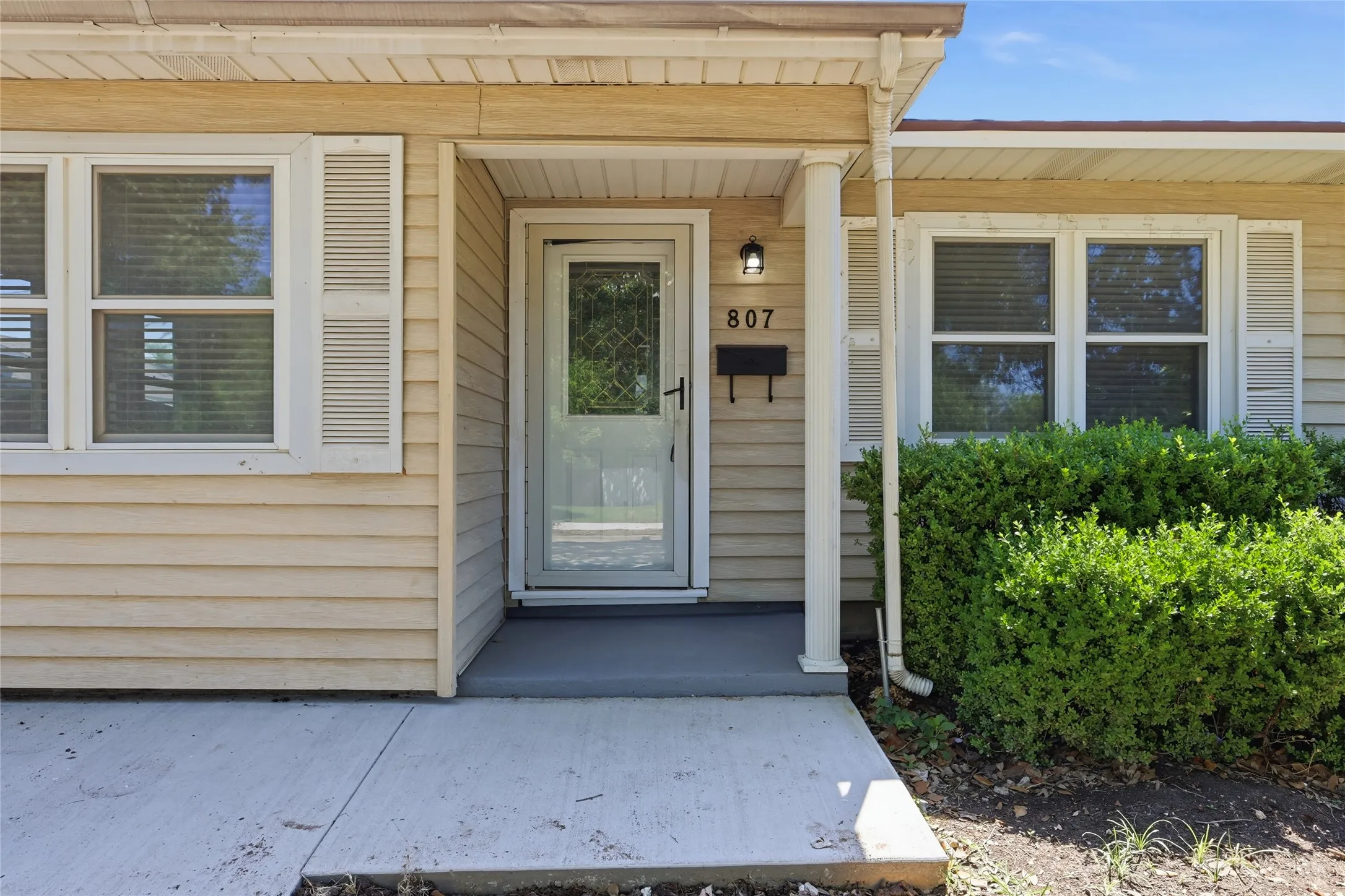 Single Family Residence For Sale in Tarrant County , 807 Highland Drive, Arlington, Texas 76010, 4 Bedroom, 2 Bathroom, Garage spaces, 1,281 Sqft, built in 1955, mls#21271403, Real Estate Agent in Arlington, Homes For Sale in Tarrant county, Homes For Sale in Arlington, Realtor in Arlington Texas, Real Estate Brokerage Independent Realty Texas, Luminita Cordes Realtor